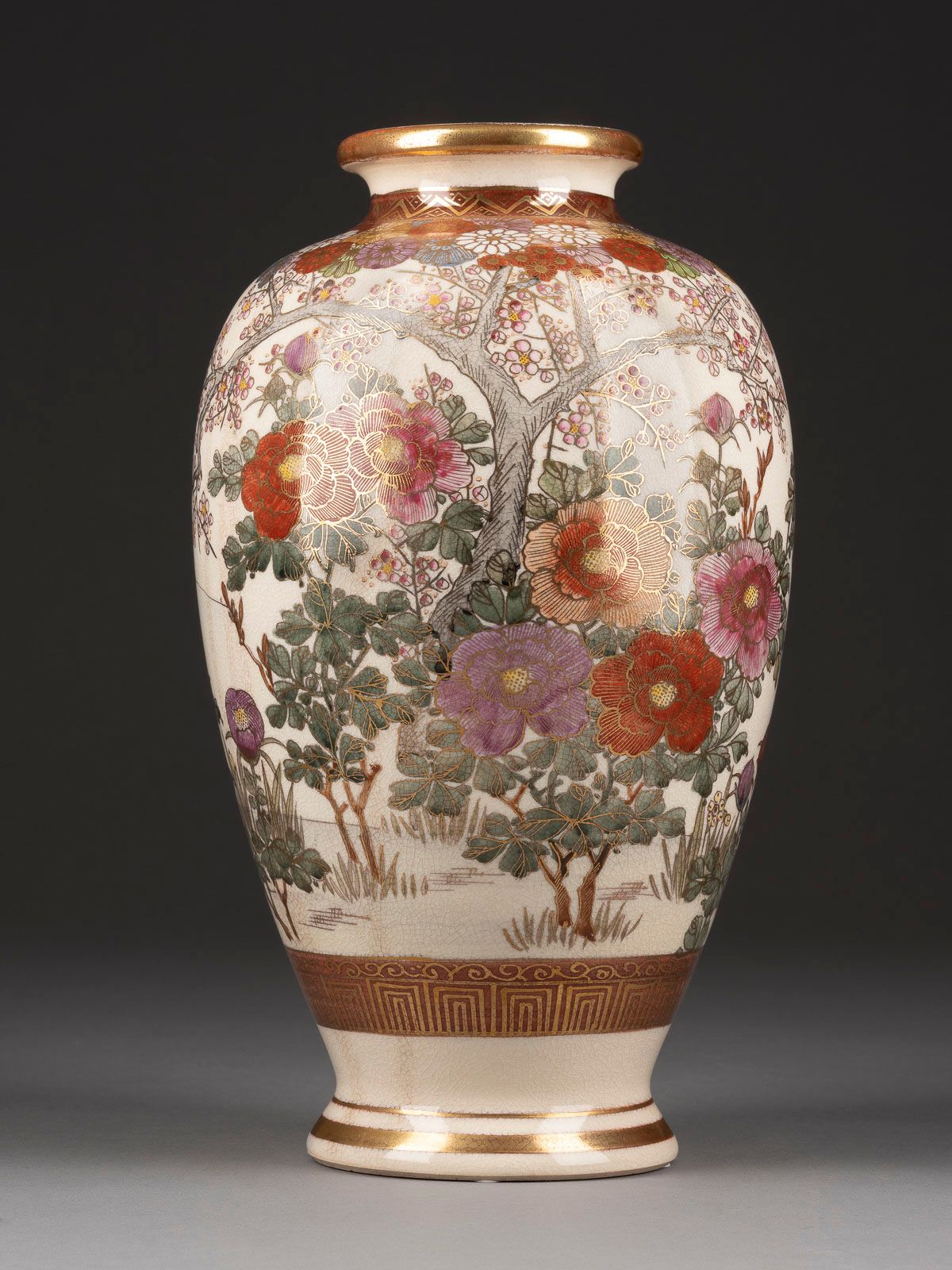 EINE SATSUMA-VASE DEKORIERT MIT BLUMEN 一个 "花卉 "Satsuma花瓶 日本，约1910-1930年 瓷器。高30.5&hellip;