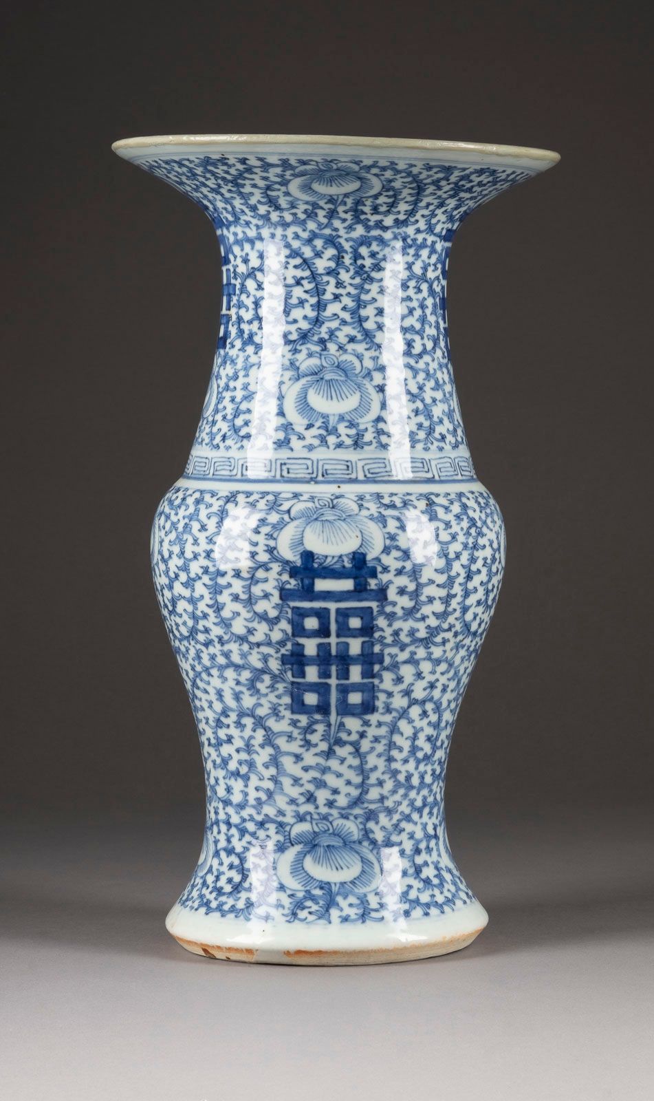 EINE BLAU-WEISSE GU VASE DEKORIERT MIT DEM SCHRIFTZEICHEN XI A BLUE AND WHITE CH&hellip;