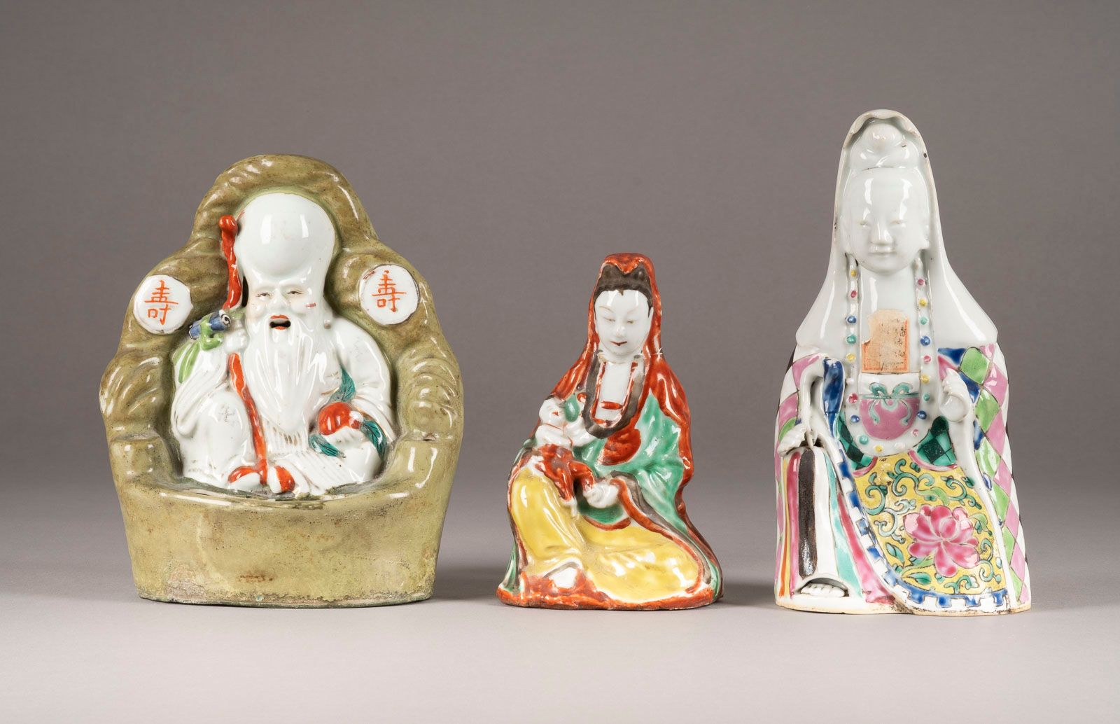 DREI PORZELLANSTATUEN 三件瓷器雕像 中国，清末和民国时期 瓷器。高约15-20.5厘米。包括一尊有古玩店标签的粉彩观音像，一尊有桂林市古玩&hellip;