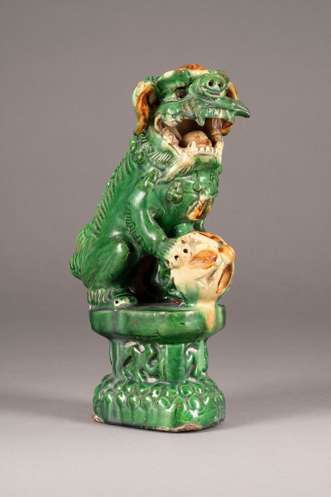 EINE GRÜN-GLASIERTE FIGUR DES BUDDHISTISCHEN LÖWEN AUS KERAMIK 绿色釉面陶瓷狮子像 中国，清代陶瓷&hellip;