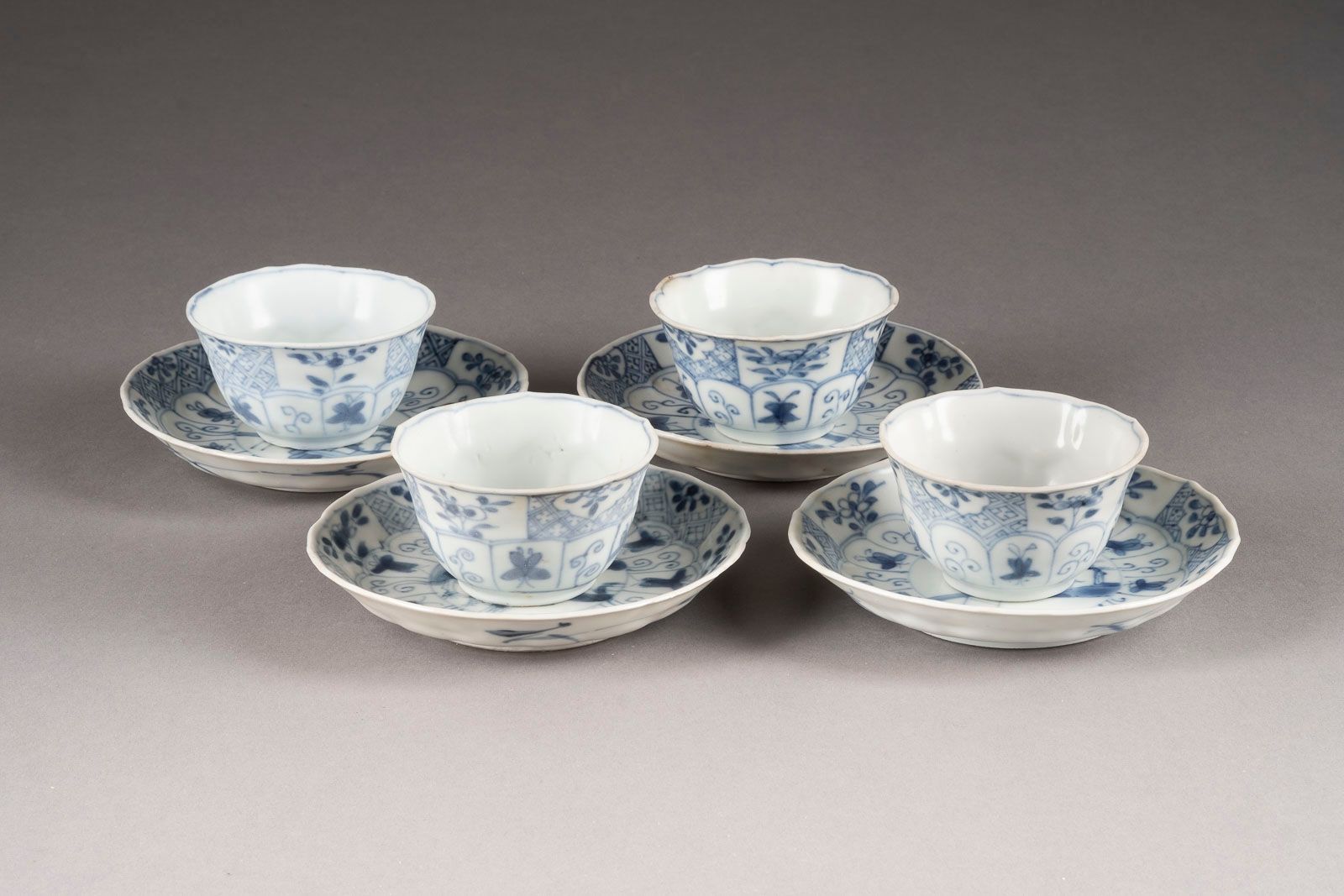 VIER BLAU-WEISSE TASSEN MIT UNTERTASSEN FOUR SETS OF BLUE AND WHITE CUPS AND SAU&hellip;