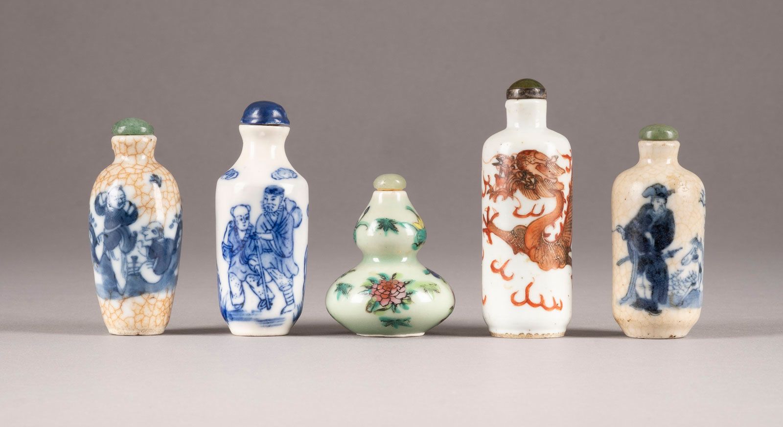 FÜNF SNUFFBOTTLES 五个SNUFF酒瓶 中国瓷器。高约5.5-8.8厘米。包括带 "乾隆年制 "印记的 "龙 "形鼻烟壶和釉上彩葫芦形鼻烟壶以及&hellip;