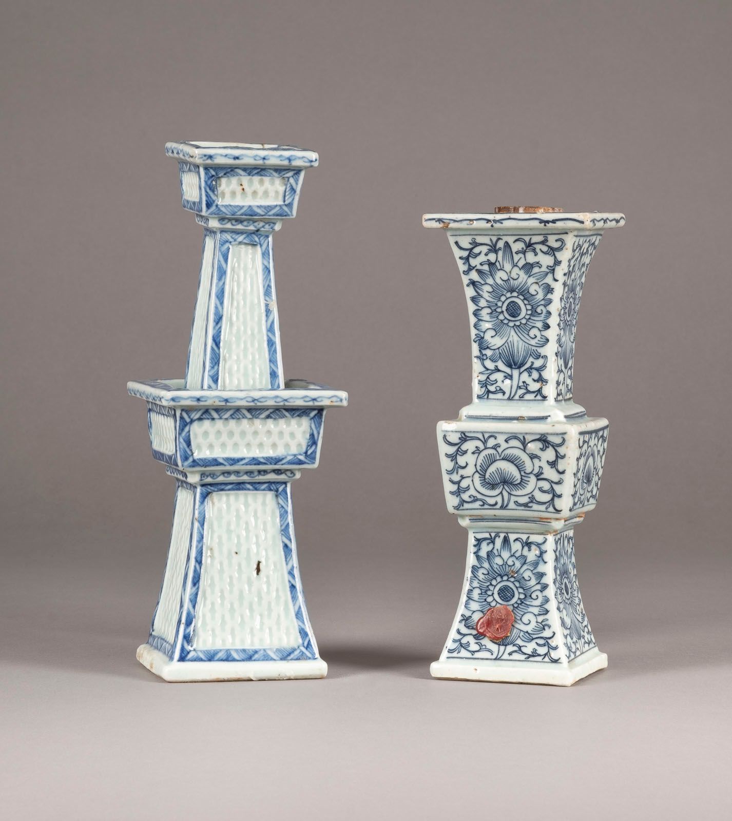 ZWEI BLAU-WEISSE KERZENSTÄNDER 两个青花烛台 中国，清末或民国时期 瓷器。高21-24.5厘米。一件作品的底部以及另一件作品的侧面&hellip;