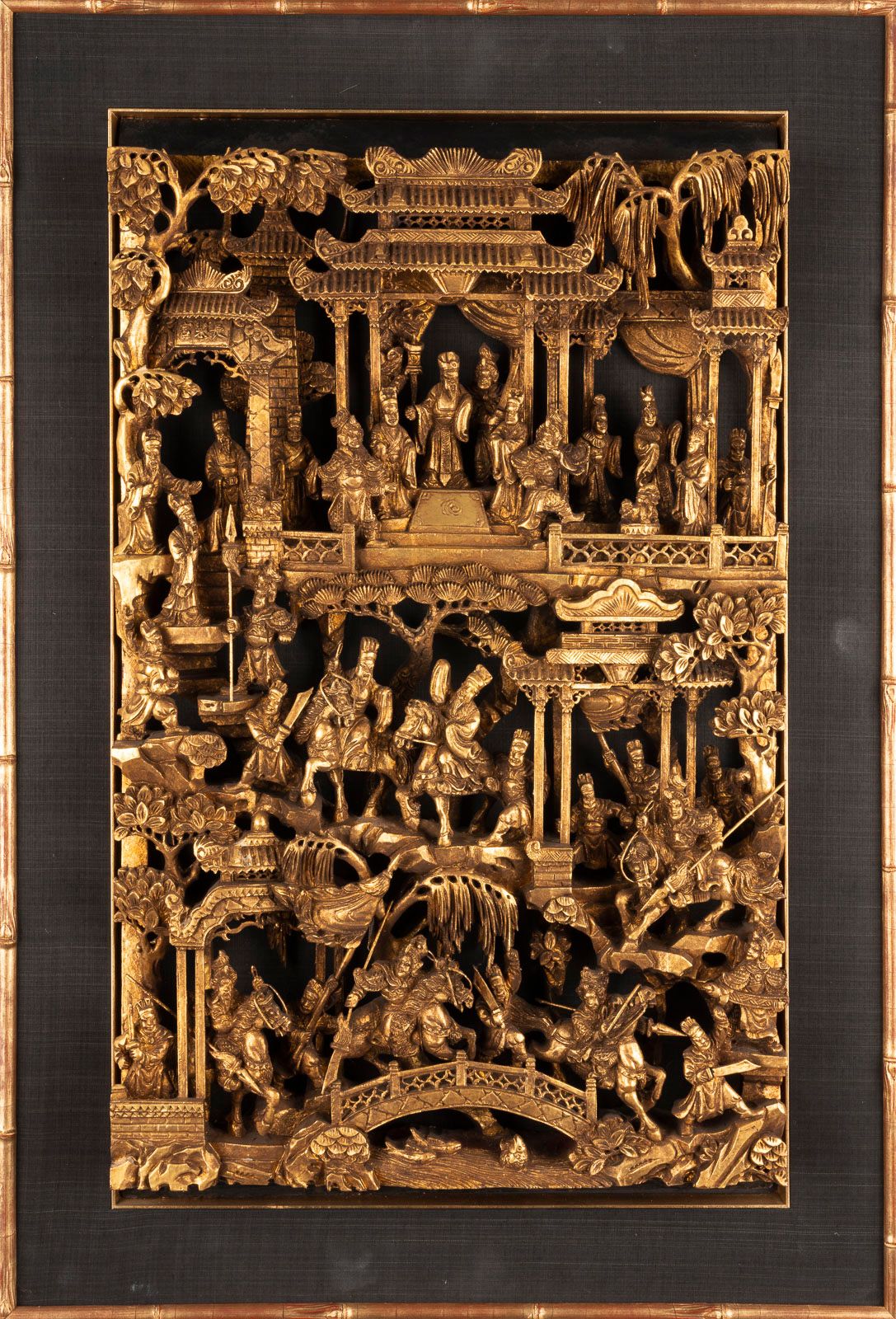 EIN RELIEF AUS GOLDLACKIERTEM HOLZ A GOLD LACQUERED WOOD RELIEF Chine, 19th/20th&hellip;