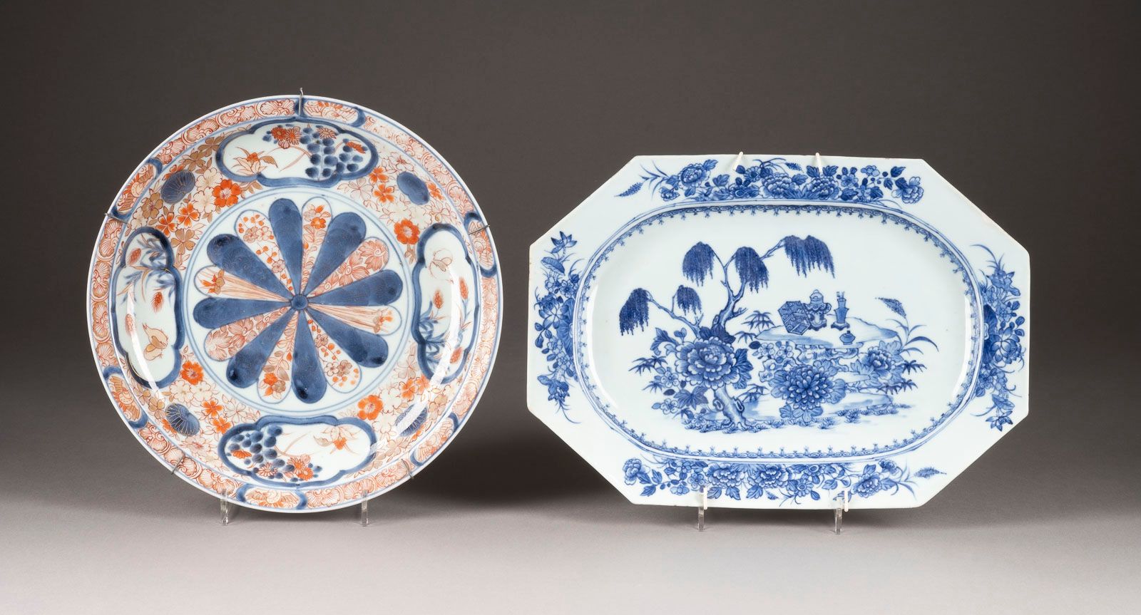 ZWEI EXPORT-PORZELLANTELLER 两件出口瓷盘 中国，18/19世纪 瓷器。D. 28.5厘米/升。34厘米。包括一个 "花卉 "伊万里盘&hellip;