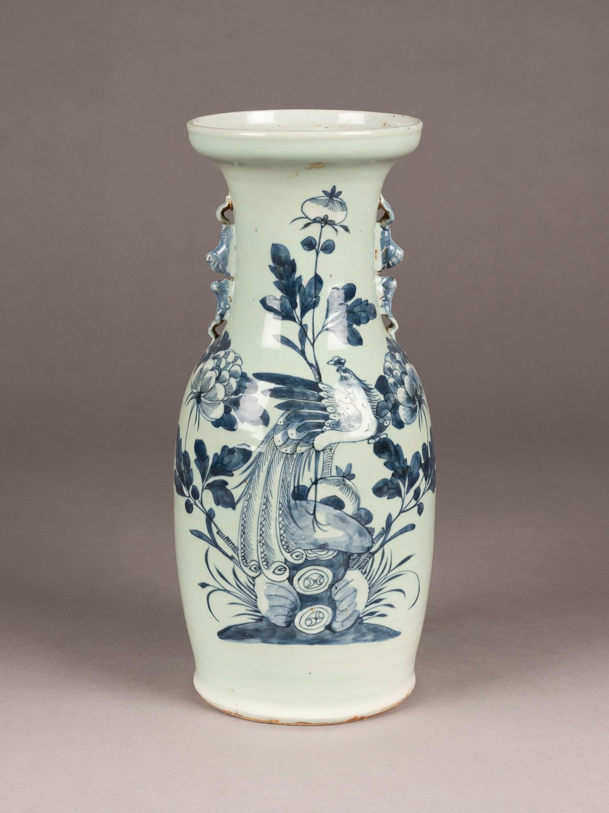 EINE BLAU-WEIßE VASE DEKORIERT MIT PFAU UND PÄONIEN 蓝白相间的 "豌豆和牡丹 "花瓶 中国，19/20世纪 &hellip;
