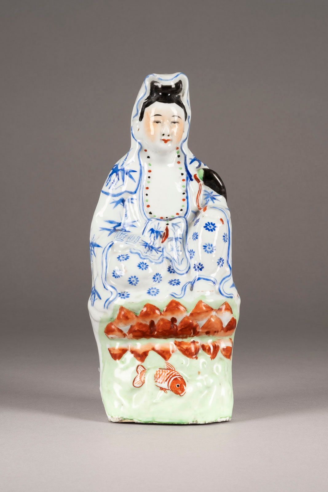 EINE STATUE VON GUANYIN AUS PORZELLAN 瓷器观音雕像 中国，20世纪 瓷器。高26厘米。背面有国有古董和古玩店的标签。有使用&hellip;