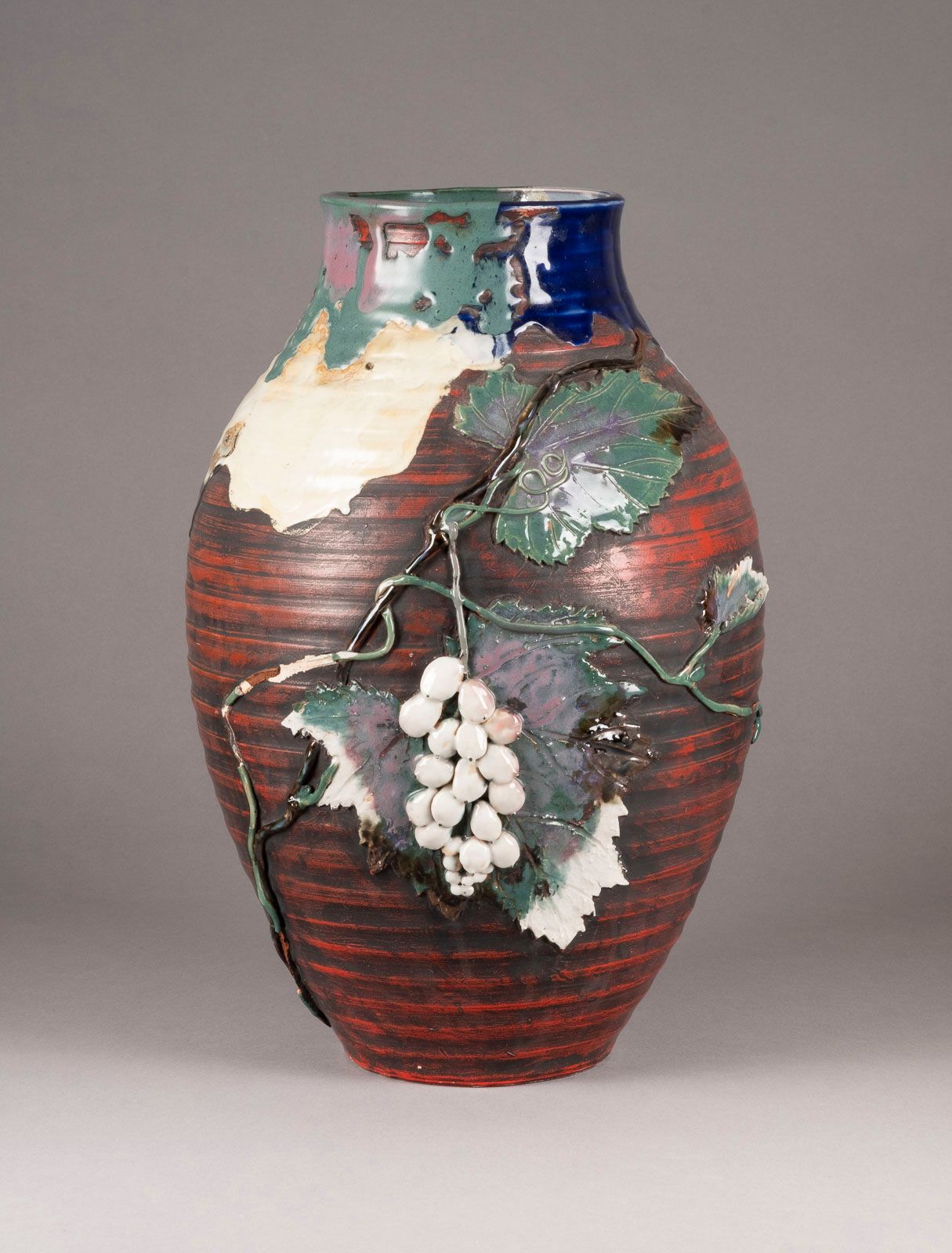 EINE GROSSE SUMIDAGAWA VASE DEKORIERT MIT TRAUBEN 巨大的SUMIDAGAWA "葡萄 "花瓶 日本，20世纪初&hellip;