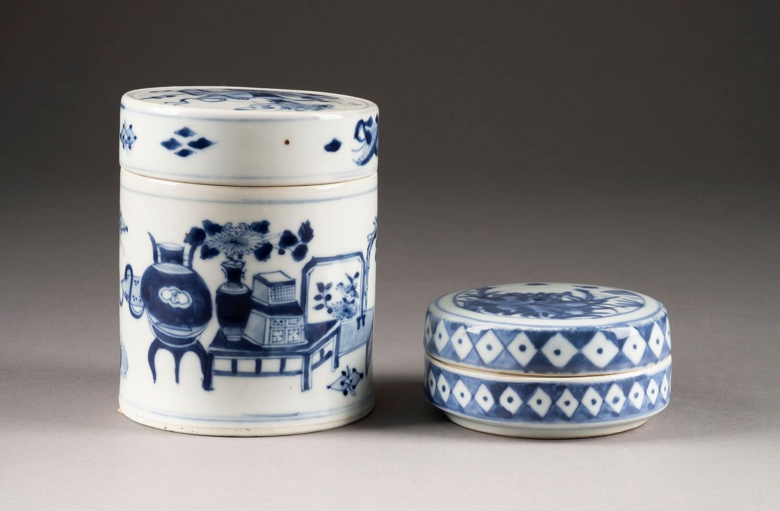 ZWEI BLAU-WEISSE DECKELDOSEN 两个蓝白盖子的盒子 中国，19/20世纪 瓷器。高4.3-11.8厘米。一个是 "古董 "装饰，另一个&hellip;