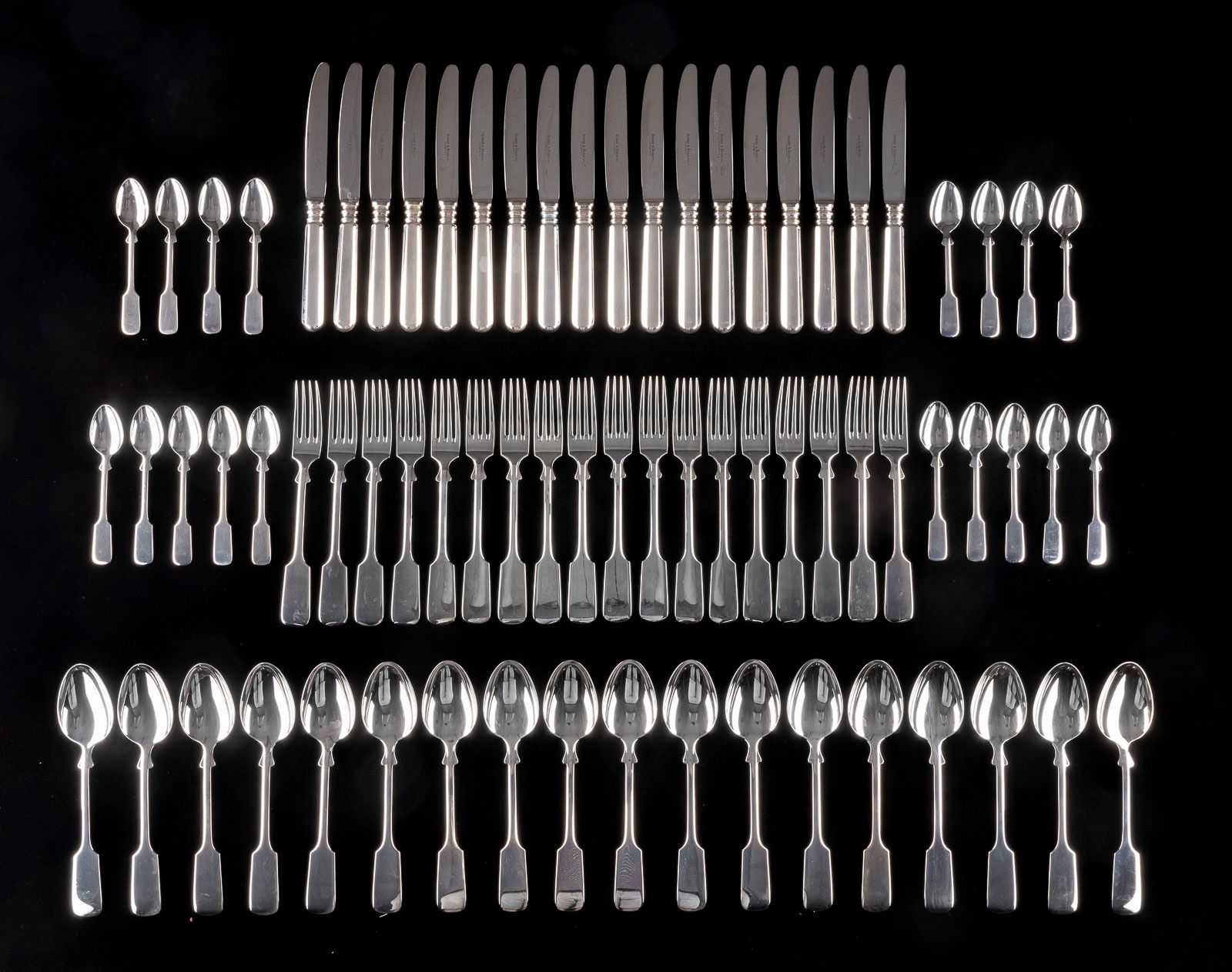 Null 72件套 Flensburg, Robbe & Berking, 20 c. 银，部分填充，不锈钢。长13.2-23.3厘米，重3079克。印有新月、&hellip;