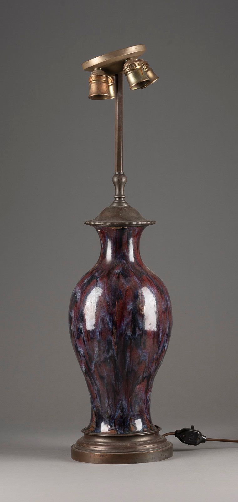 Null 带流动釉的灯 可能是法国，皮埃尔-阿德里安-达尔帕拉特的风格，1900年左右 石器，深红色、紫色、棕色的流动釉，金属支架，带电（未测试）。高82厘米。&hellip;
