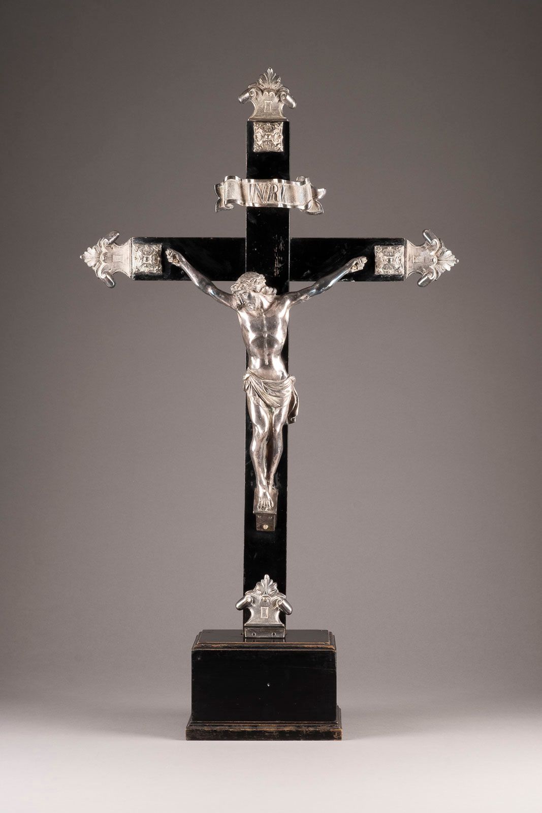 Null LARGE CRUCIFIX ON A SOCCEL France, 2nd half of 19th c. Bronze, silver plate&hellip;