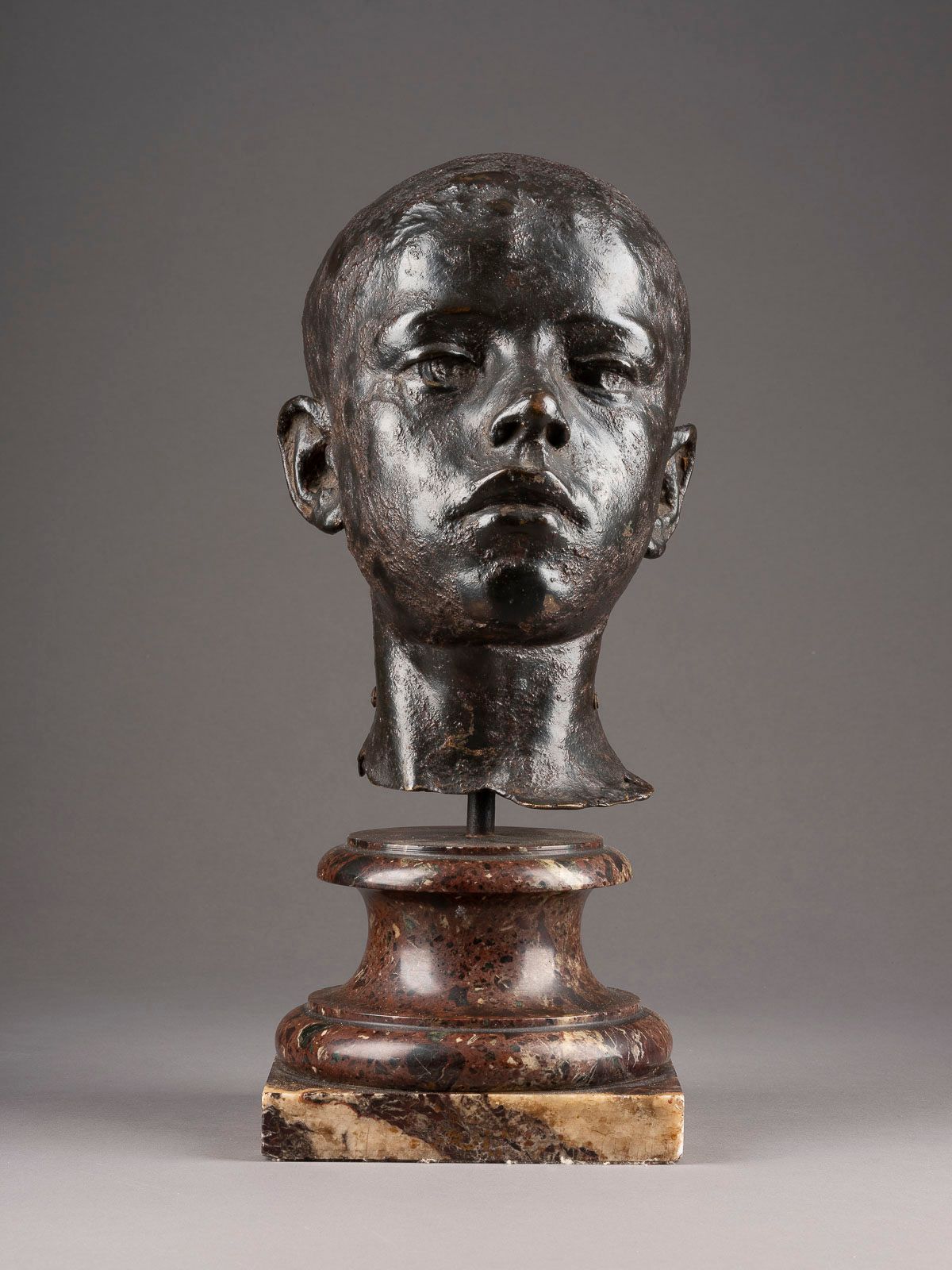 ITALIENISCHER BILDPLASTIKER 意大利图像塑形师 活跃于19世纪，可能在那不勒斯 一个年轻人的头（根据古董原作） 青铜，深色铜化，红色大&hellip;