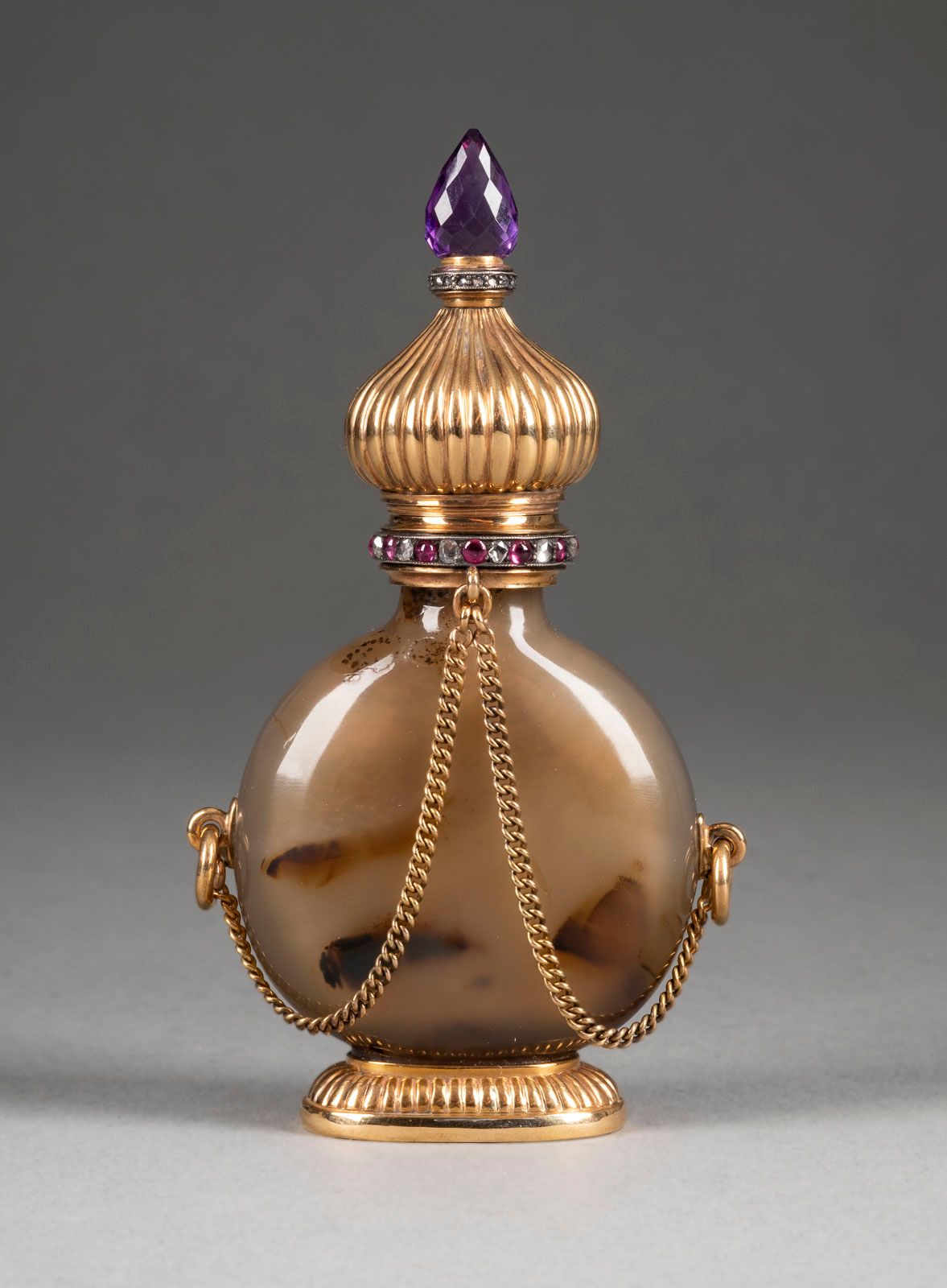 Null A JEWELLED GOLD-MOUNTED CHALCEDONY SCENT FLASKDans le style de Fabergé, 2èm&hellip;