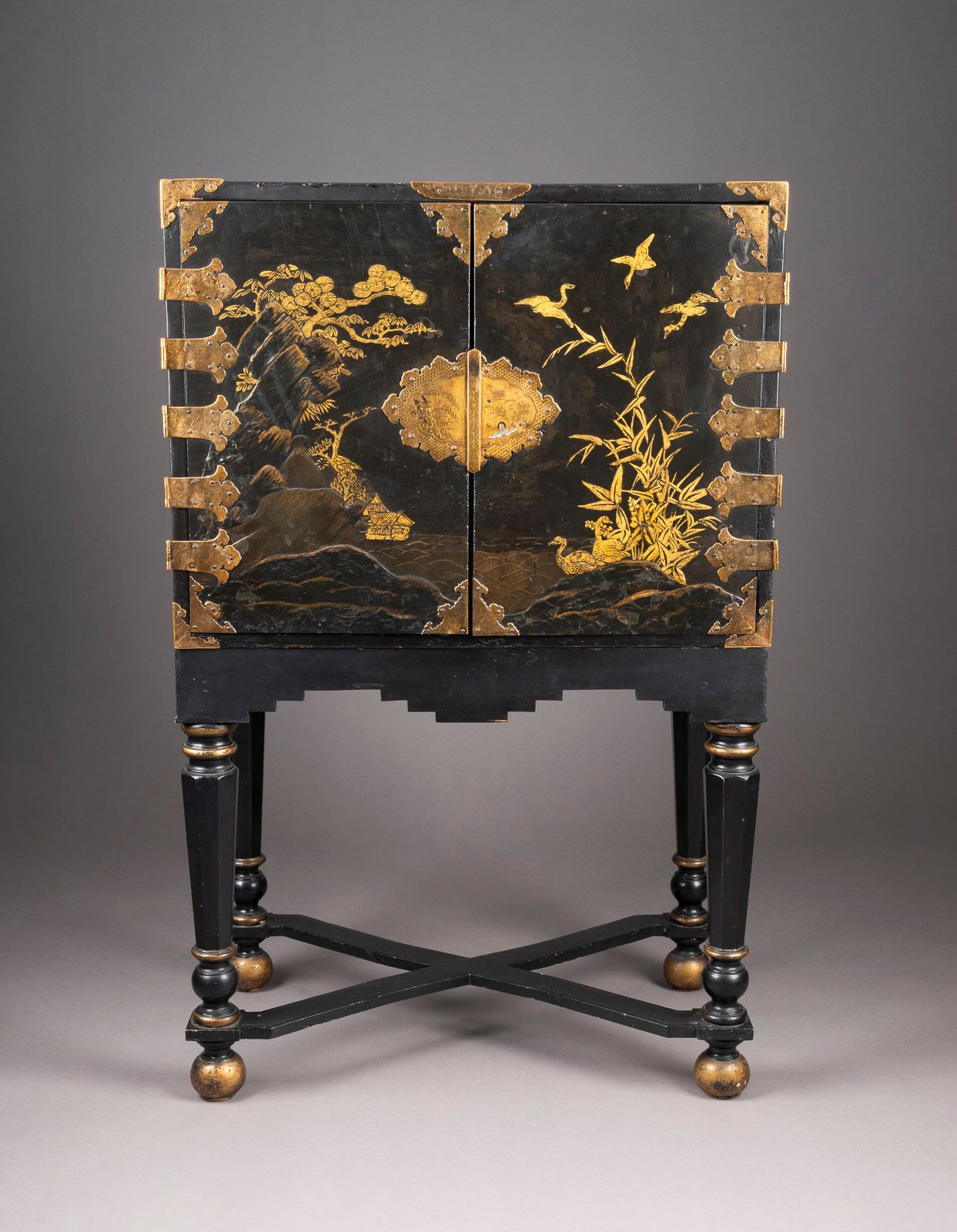 EIN SCHWARZ LACKIERTES KABINETT MIT FLORALEN DARSTELLUNGEN 黑漆 "花纹 "橱柜 日本，可能是18世纪&hellip;