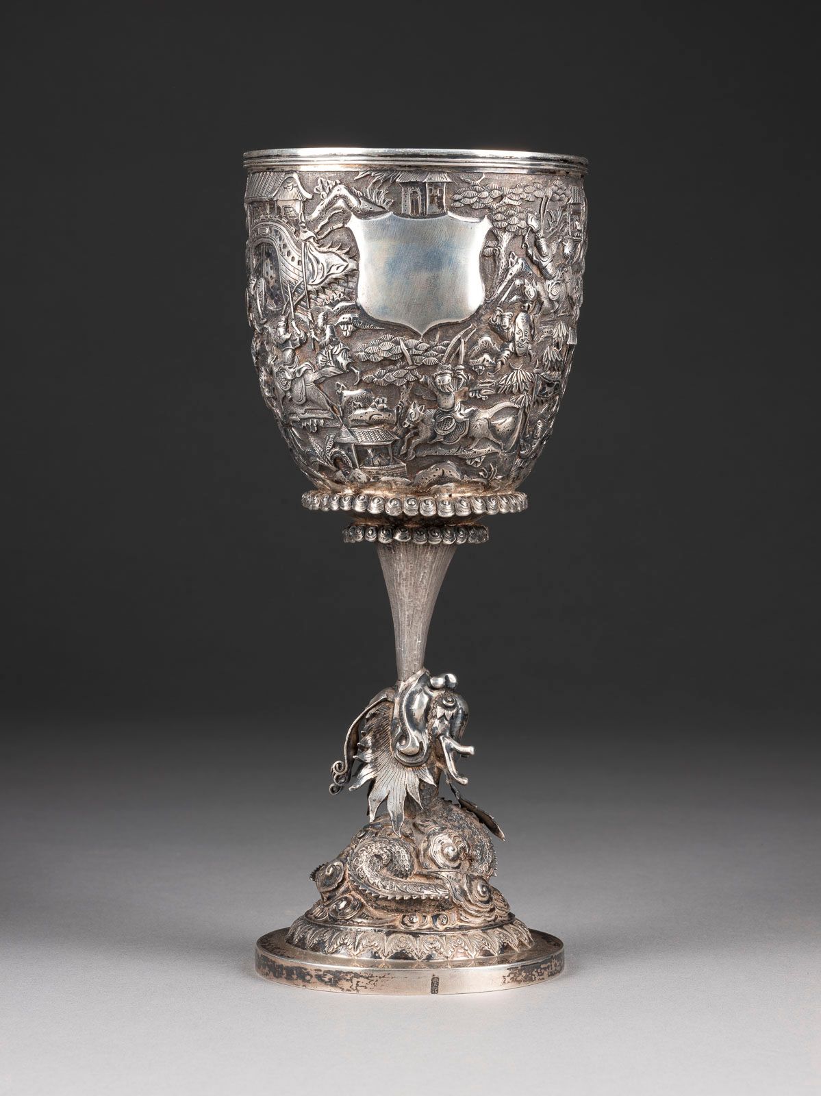 EIN PRUNKPOKAL AUS SILBER MIT FIGURENDARSTELLUNG A CHINESE EXPORT SILVER 'FIGURA&hellip;