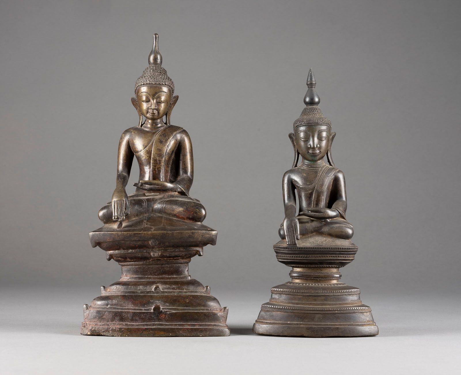 ZWEI SITZENDE FIGUREN VON BUDDHA AUS BRONZE 两件铜制佛祖坐像 缅甸，17/18世纪 铜制。高28.3-32厘米。两尊&hellip;