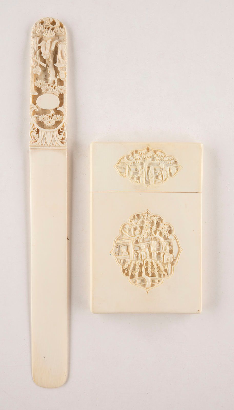 AN IVORY CARVED PAPER KNIFE AND AN IVORY CARVED CARD CASE CUCHILLO DE PAPEL TALL&hellip;
