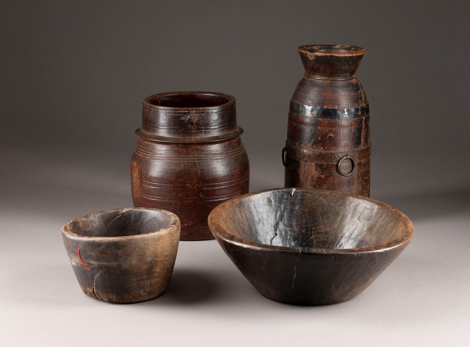 A GROUP OF FOUR WOODEN VESSELS A GROUP OF FOUR WOODEN VESSELS Chine (Tibet), 19t&hellip;
