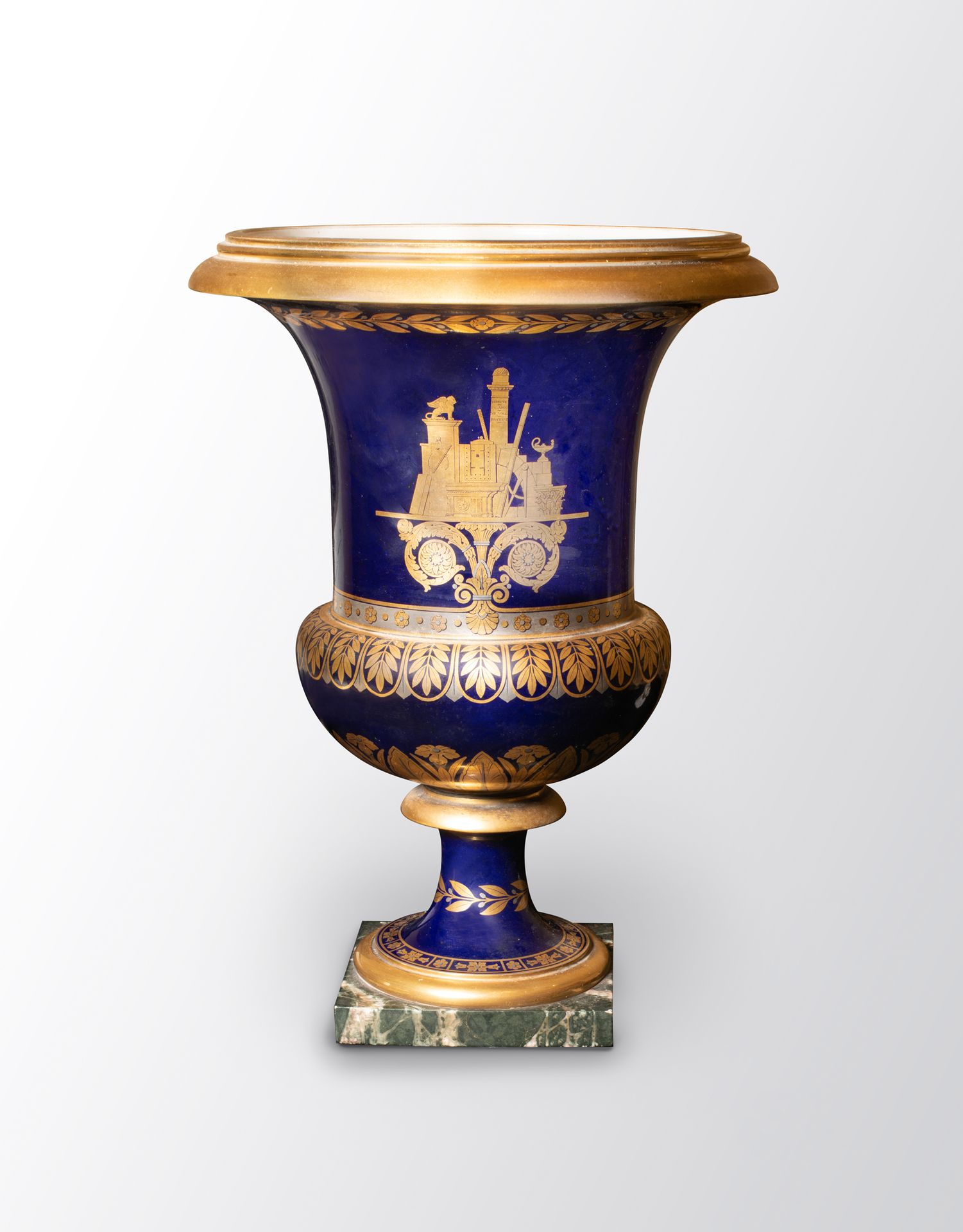 ǞǞǞ 美丽的美第奇花瓶-第三尺寸-硬瓷，蓝色背景，一侧用黄金和铂金装饰