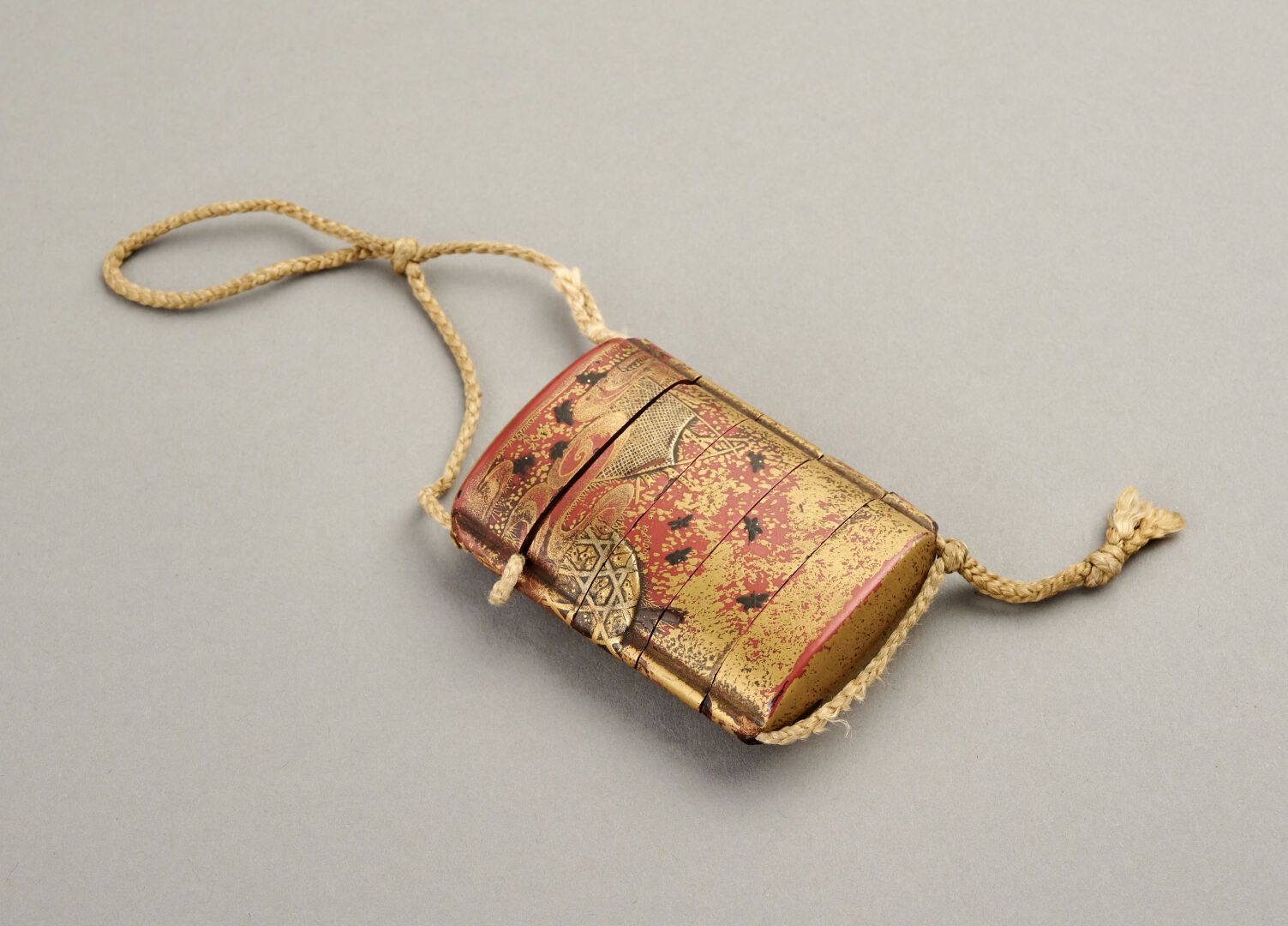 Null JAPON

Inrô à 5 compartiments à décor laqué sur fond rouge et or d'une végé&hellip;
