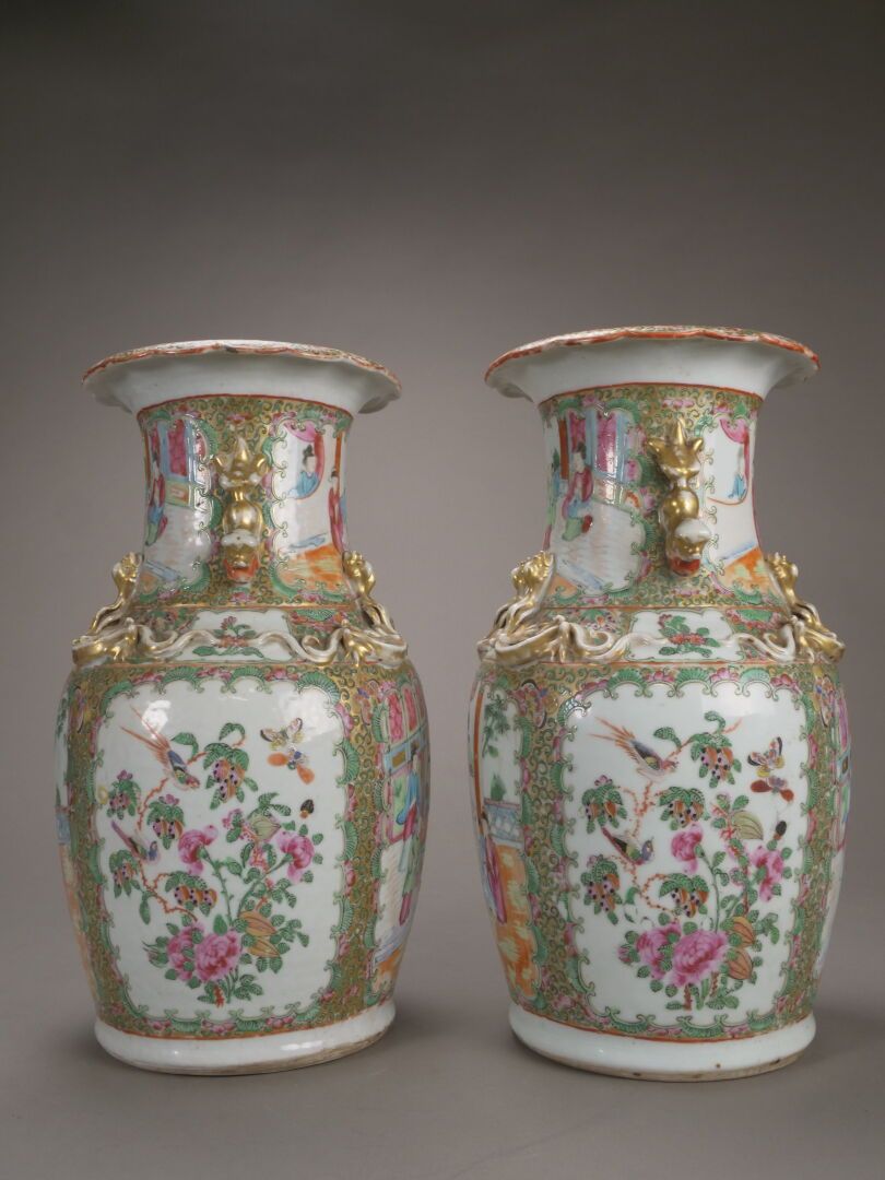 Null CANTON.

Paire de vases balustres en porcelaine polychrome à décor réservé &hellip;