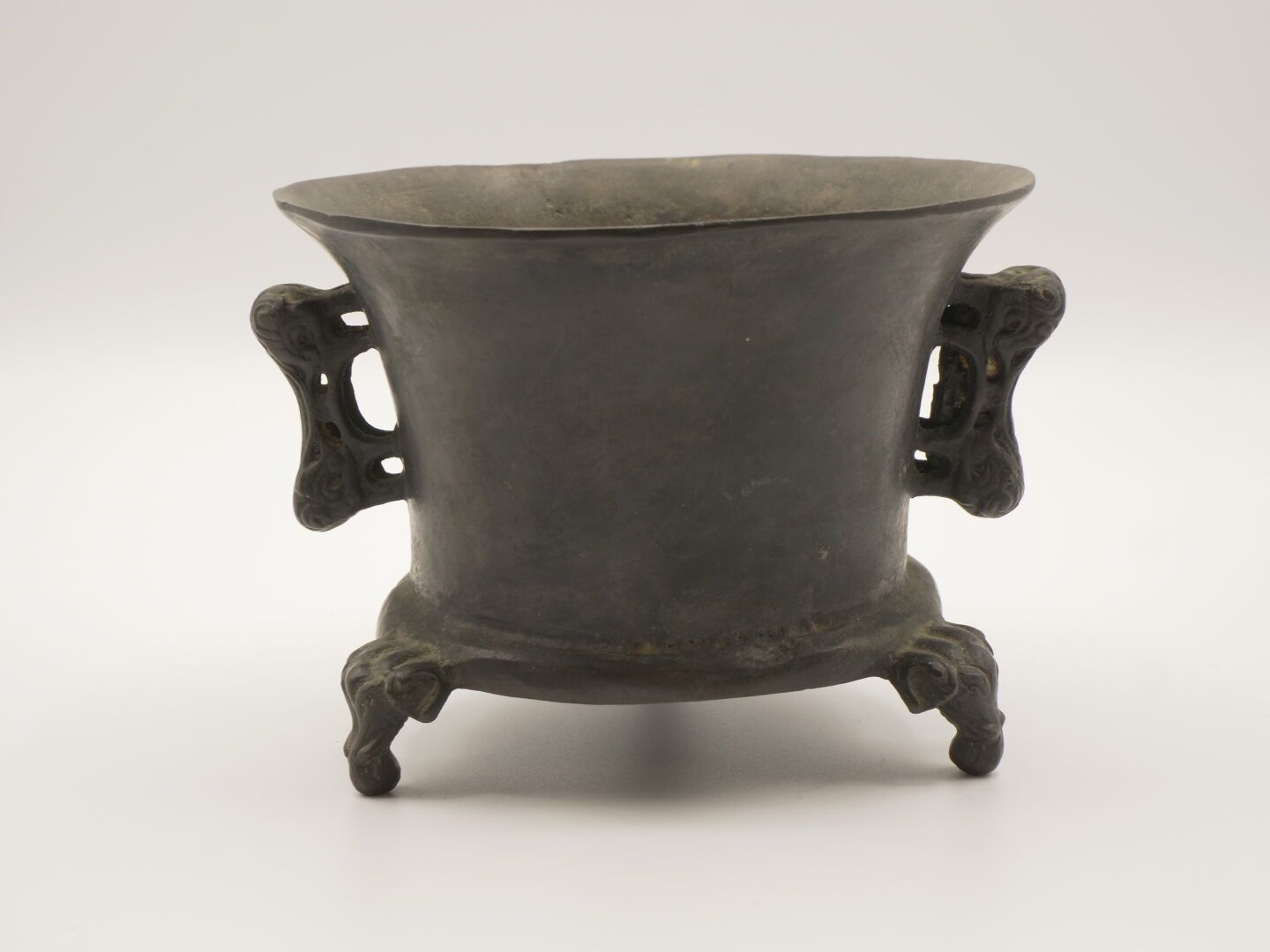 Null CHINE

Pot en bronze patiné, orné de deux anses stylisées.

Pose sur trois &hellip;