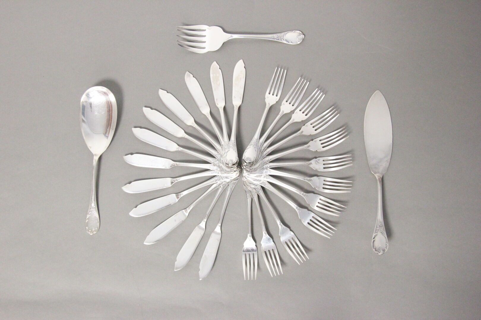 Null CHRISTOFLE.

Fish service in silver plated metal. Model MARLY.

It includes&hellip;