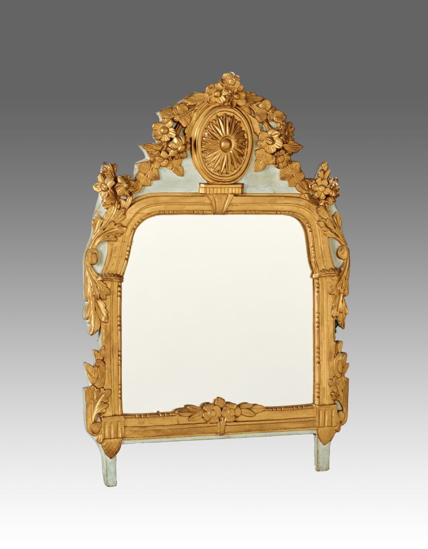 Null Specchio in legno dorato, intagliato e verde acqua.

La parte superiore è d&hellip;