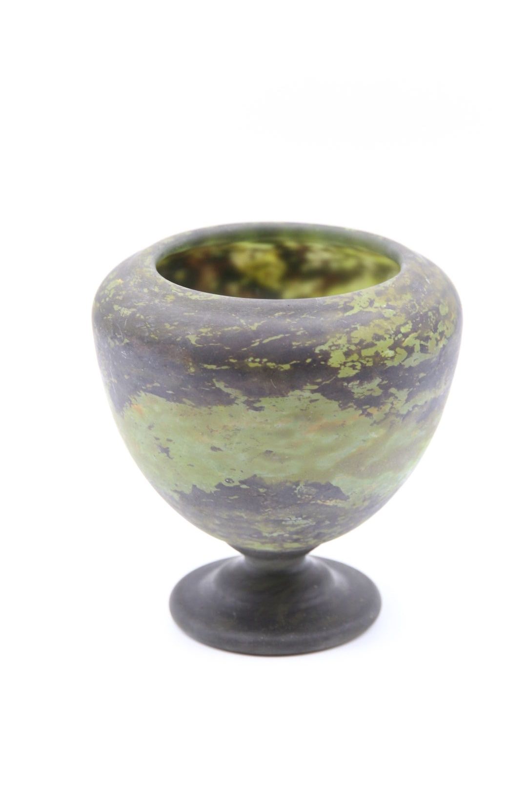 Null DAUM, Nancy.

绿色、黑色和黄色大理石花纹玻璃的花瓶。

圆形基座。

签名。

高：14厘米。长：12厘米。