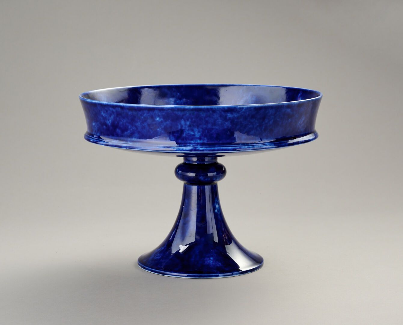 Null SEVRES

Cup in blue powdered porcelain.

Dated 1892

Diam: 34 cm, H: 24 cm
