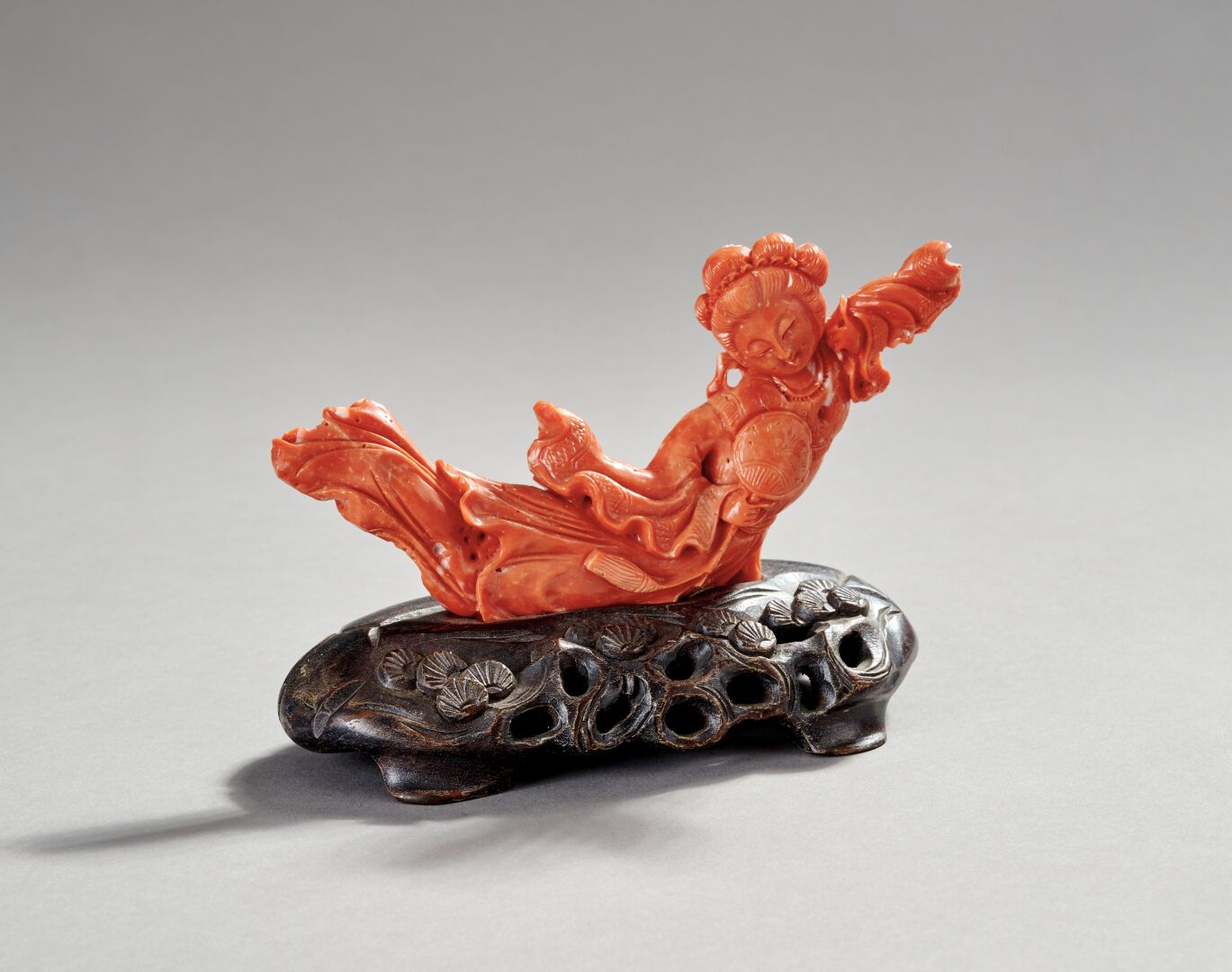 Null 中国

雕刻的珊瑚主题代表一个拿着扇子的宫女。

镂空的底座。

7.5 x 14.5 厘米

带底座尺寸：10 x 13.5厘米

PB：204克