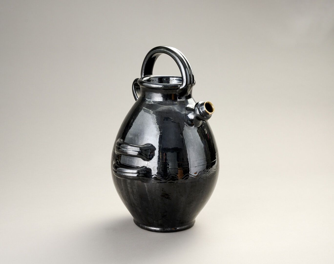 Null Wasserkrug aus schwarz glänzender Keramik.
Dekor aus vier durchbrochenen He&hellip;