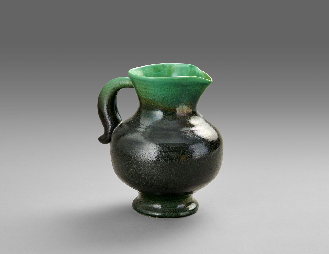 Null Pol CHAMBOST (1906-1983)，归属。
棕色和绿色釉面的大型陶瓷壶。 
风格化的手柄。
高：27.5厘米。