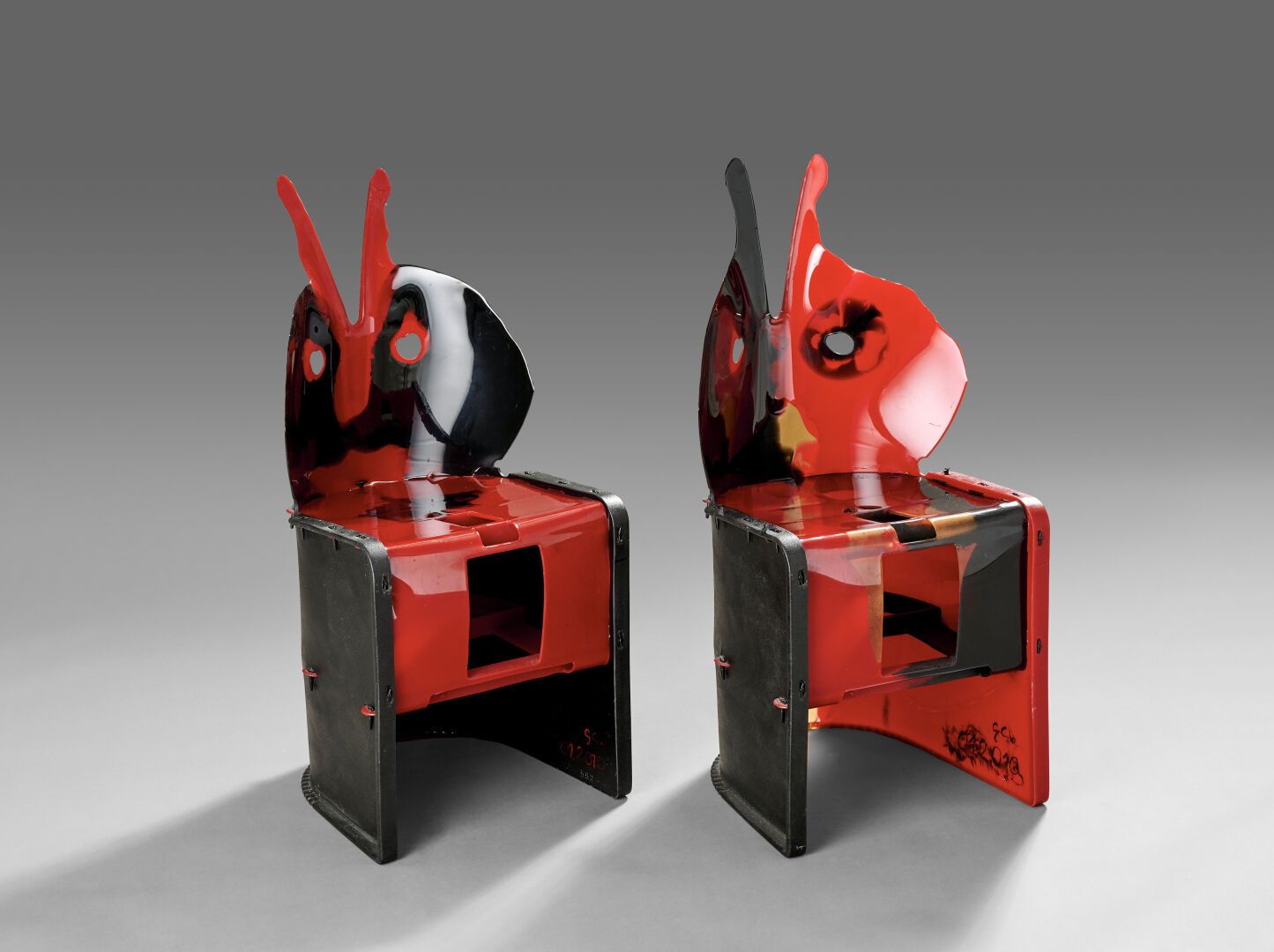 Null Gaetano Pesce (b. 1939) 设计师 Zerodesigno 出版商
"人无完人"，2010年1月
一对雕塑椅 
黑色和红色的多色树&hellip;