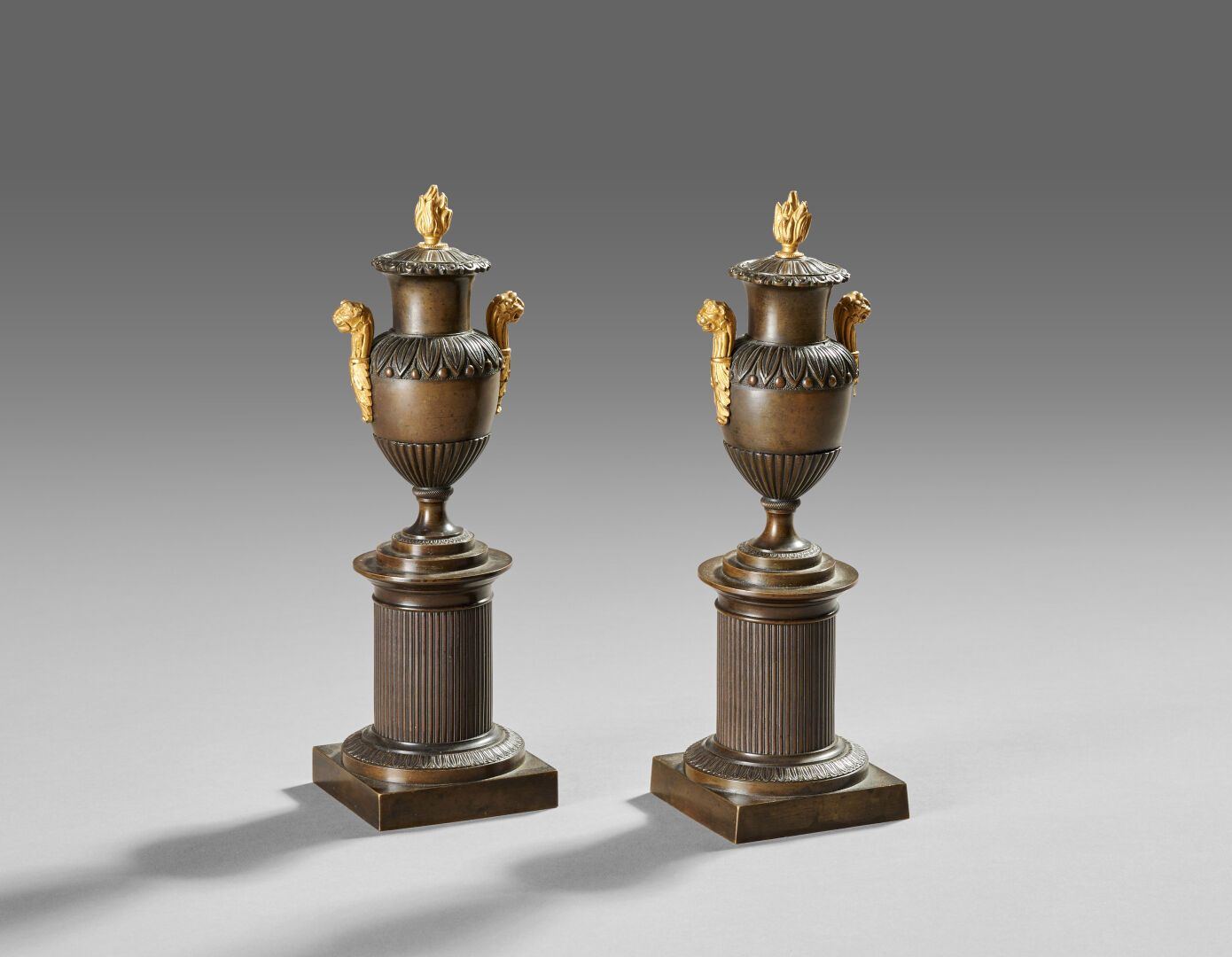 Null Pair of bronze cassolettes with a double brown and golden patina. 
Handles &hellip;