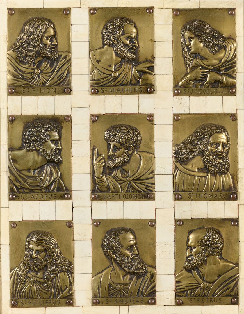 Null "门徒"。
九个铜制牌匾。
他们代表了圣西蒙-马修，圣约翰，圣托马斯，圣巴托洛缪，圣菲利普...
在一个骨板的背景上。
38 x 30厘米。
一个板块&hellip;