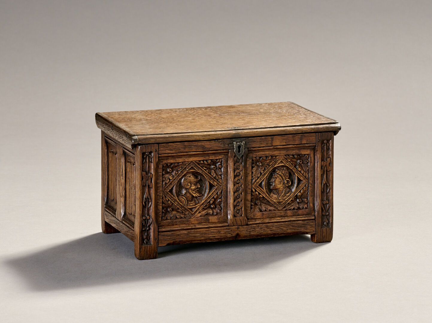 Null Oak box.
Decorated in front of helmeted characters.
Renaissance style. 19th&hellip;