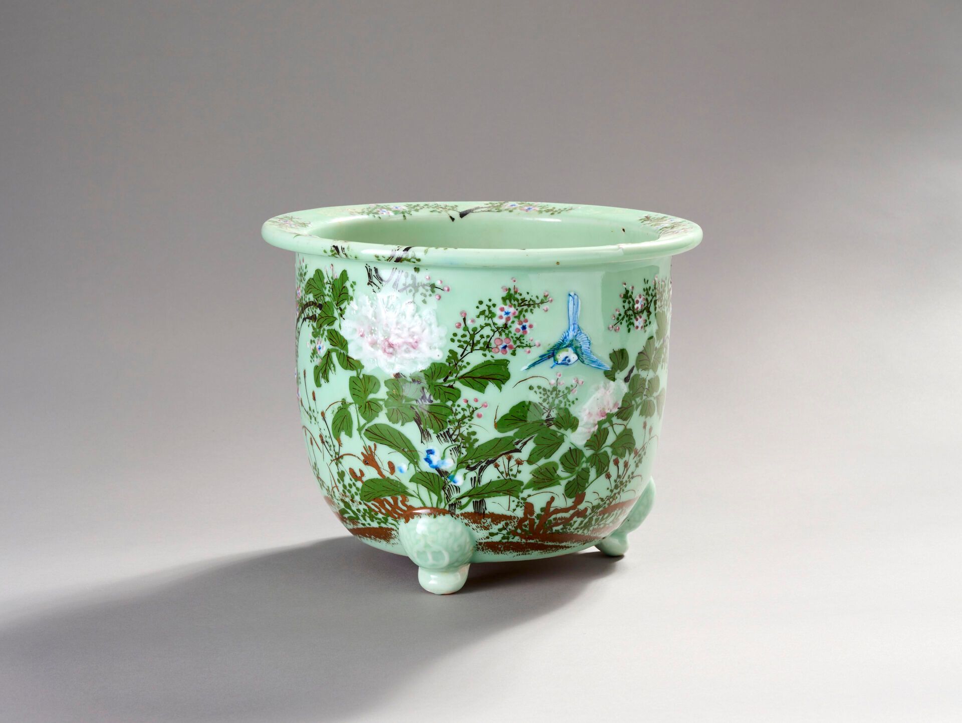 Null 中国或越南
多色瓷罐。
绿色背景上有花朵、叶子和鸟。
立于三只造型脚上。 
有穿孔。 
高度：26 厘米。直径：32.5 厘米。