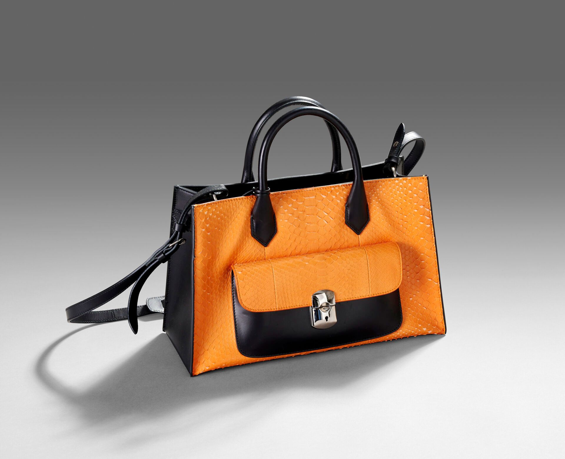 Null BALENCIAGA PARIS
Handtasche mit Schulterriemen aus Leder und orangefarbener&hellip;