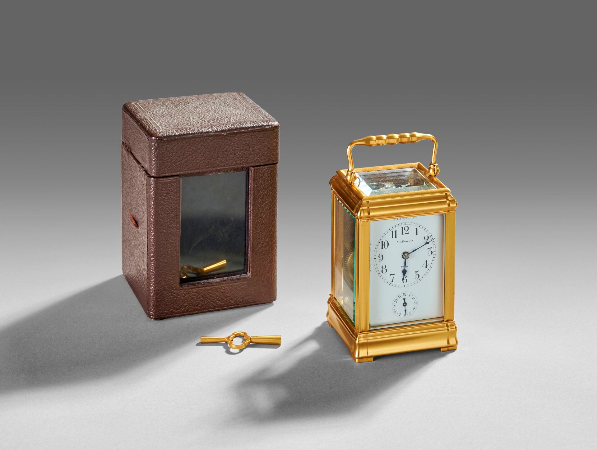 Null A.H. RODANET 在巴黎
镀金青铜和黄铜制成的旅行或军官 "笼子 "钟。
蓝钢指针。小表盘上有闹钟。 
具有闹铃和报时功能。 
机芯编号为 5&hellip;