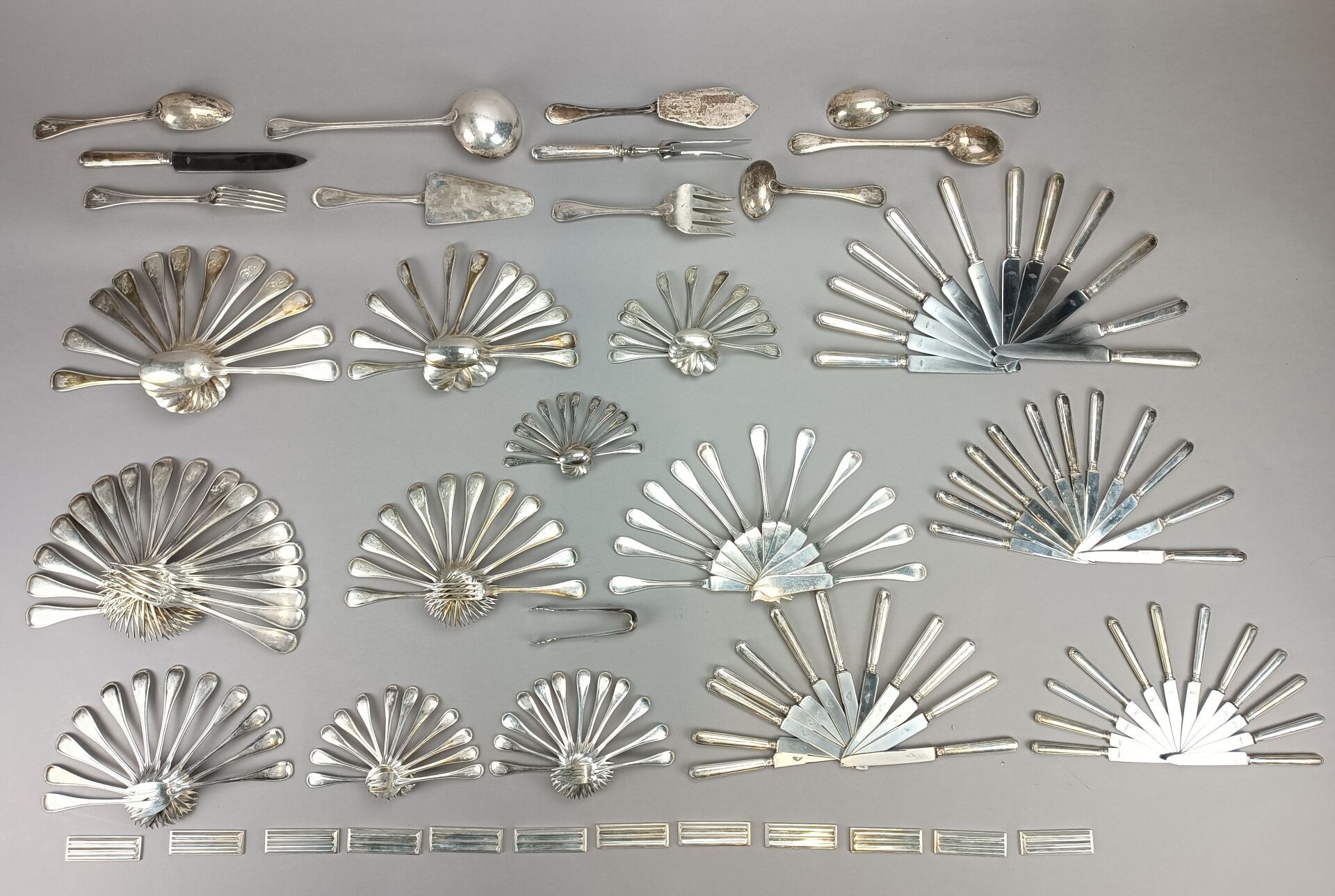 Null Importante menaje de plata de 185 piezas, decorado con motivos estilizados &hellip;