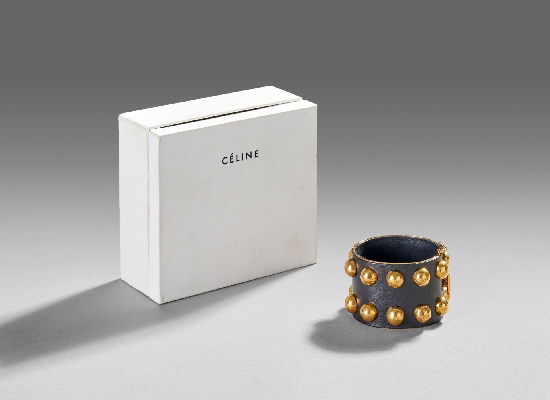 Null 巴黎世家
黑色皮革和镀金金属 "série III noire "手镯，饰有风格化的球体。
有签名。
尺寸 M。
2014.
直径：6.2 厘米，高：&hellip;