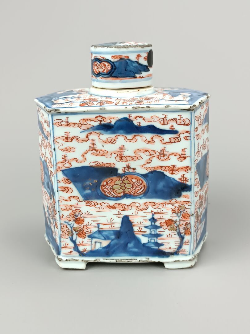 Null 中国
彩瓷茶叶罐。
红色风格化图案背景上的山水画。
高：16 厘米，宽：12.5 厘米
碎片，瓶塞有轻微损坏。