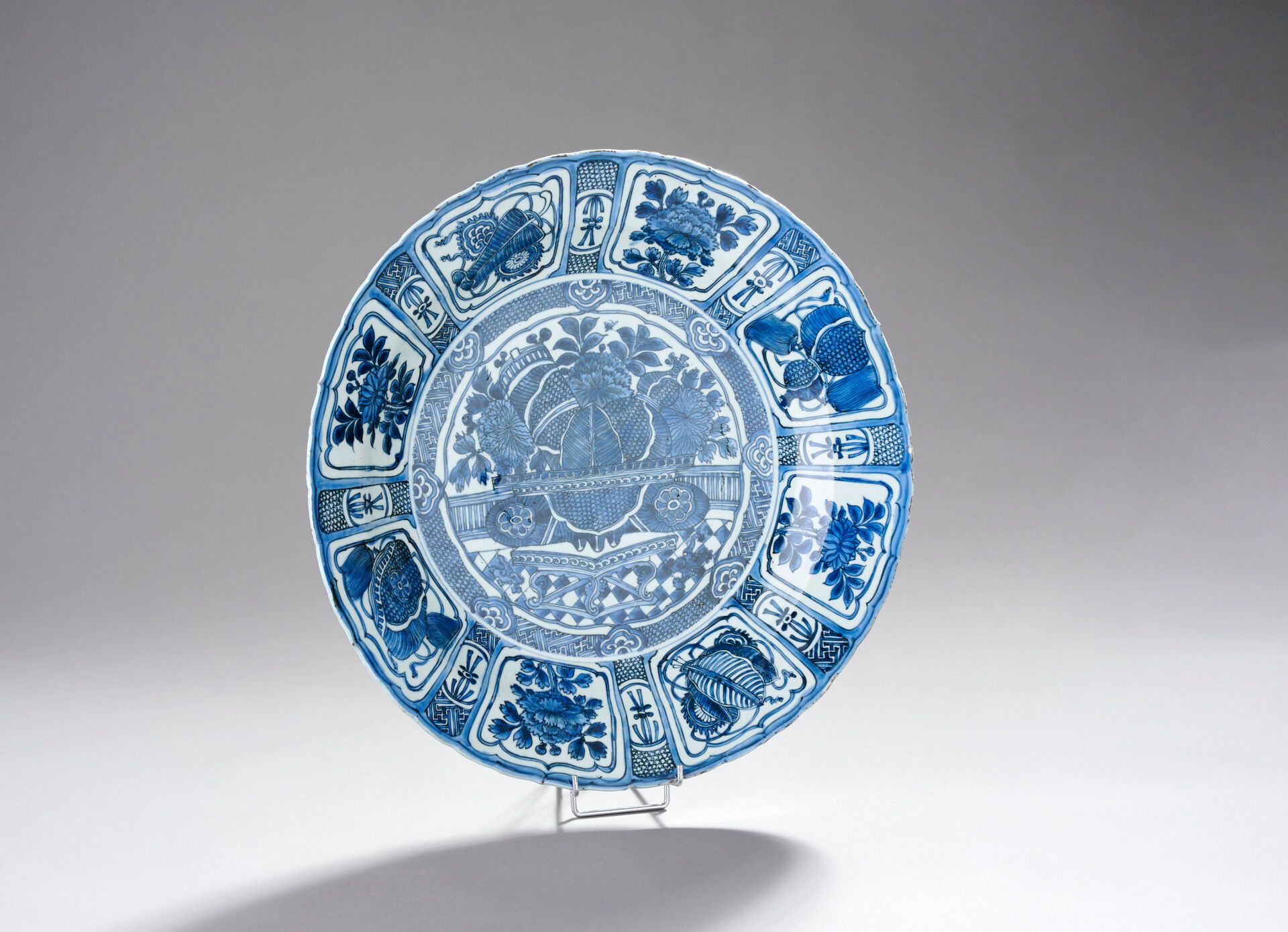 Null Grand plat en porcelaine bleu blanc
Chine, Kraak, époque Wanli (1573-1619)
&hellip;