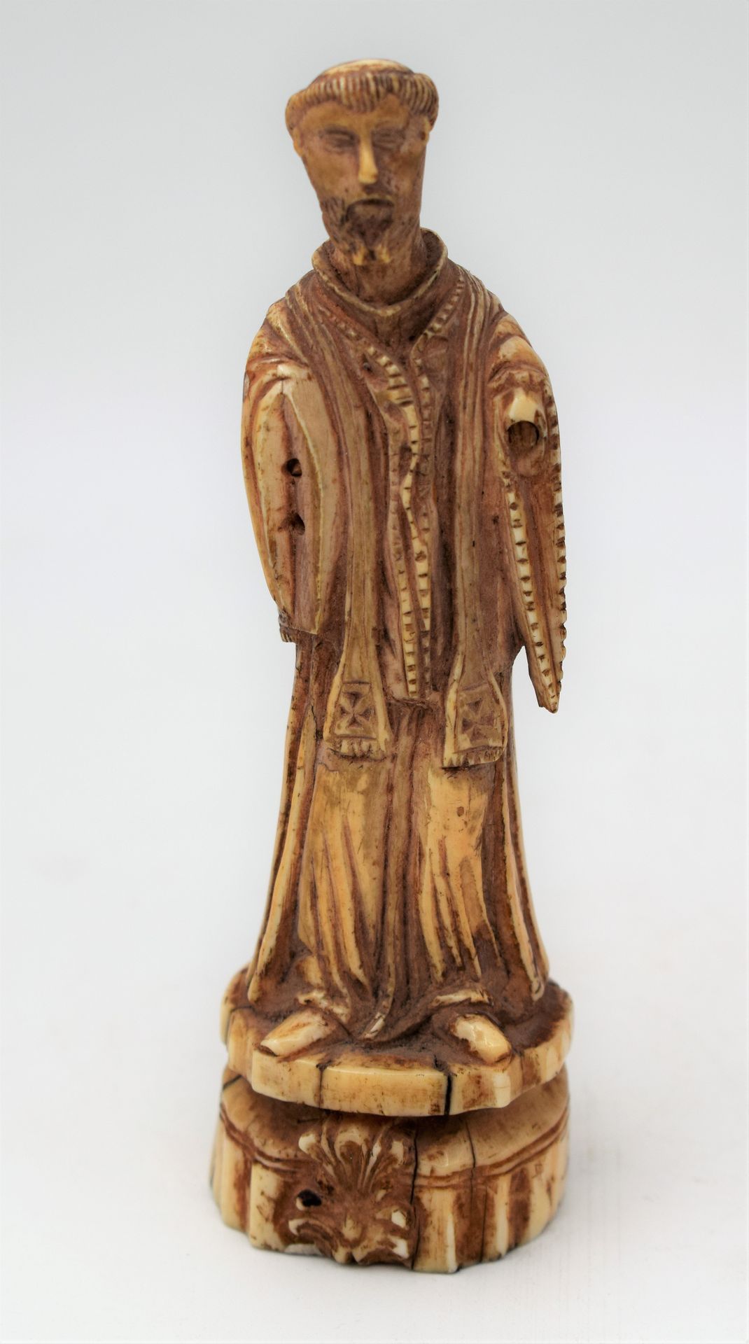 Null 
SAINT-RELIGIEUX en ivoire sculpté en ronde-bosse. La tête tonsurée et barb&hellip;
