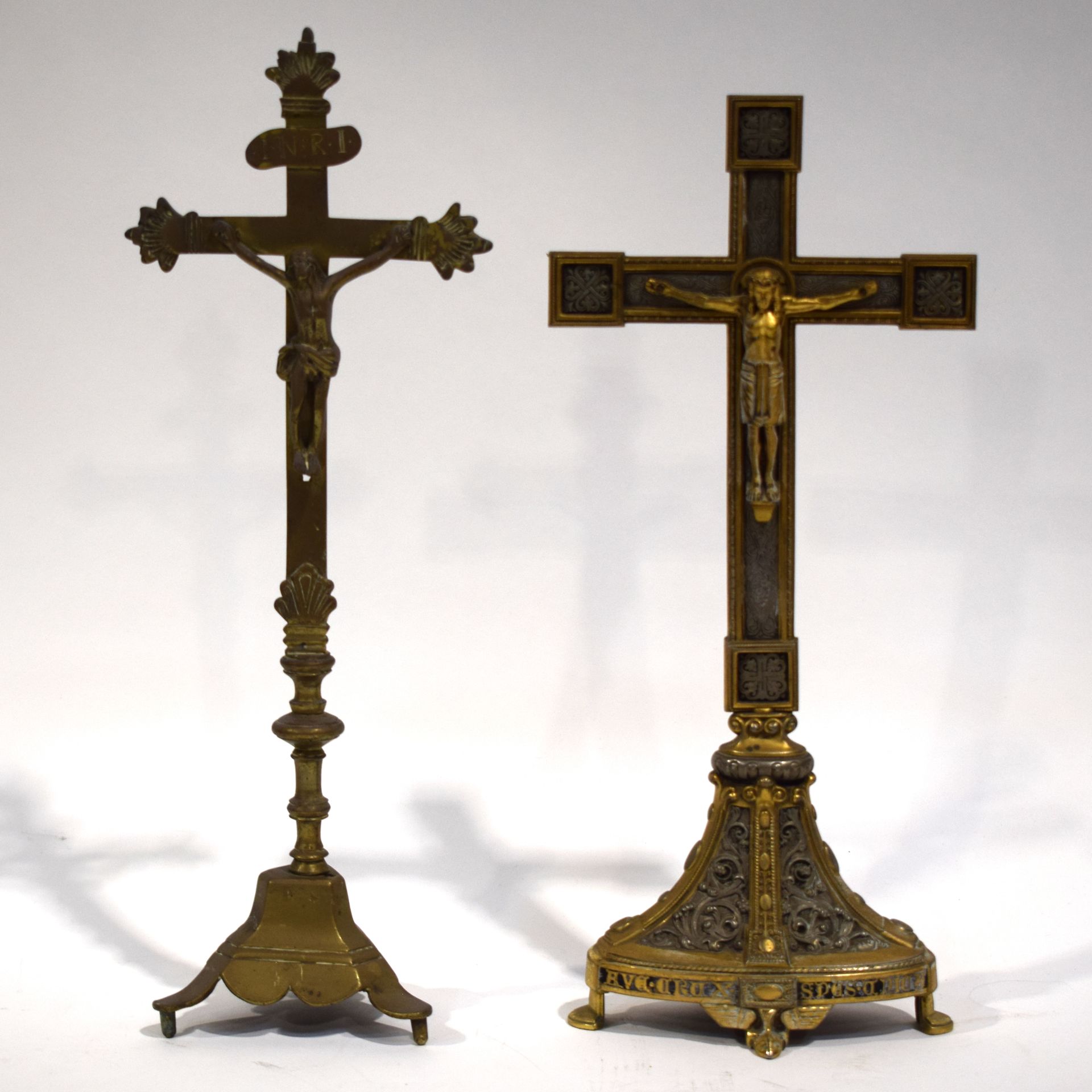(RELIGIOSA) 1. Crucifix en bronze et acier gravé sur les 2 faces, base ovoïde re&hellip;