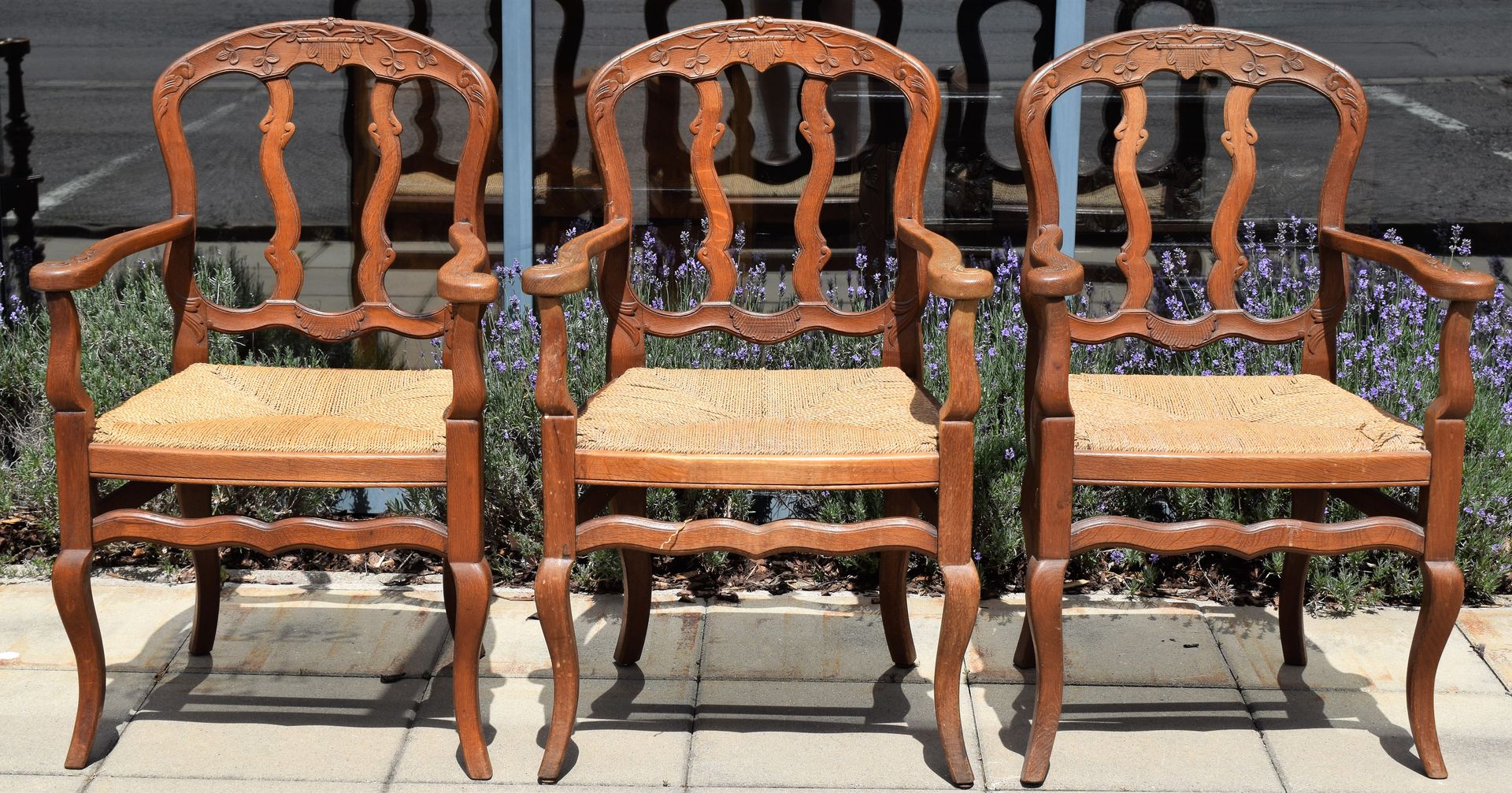 Null Ensemble de 3 fauteuils fin XIXe, dos sculptés de motifs végétaux ainsi qu'&hellip;