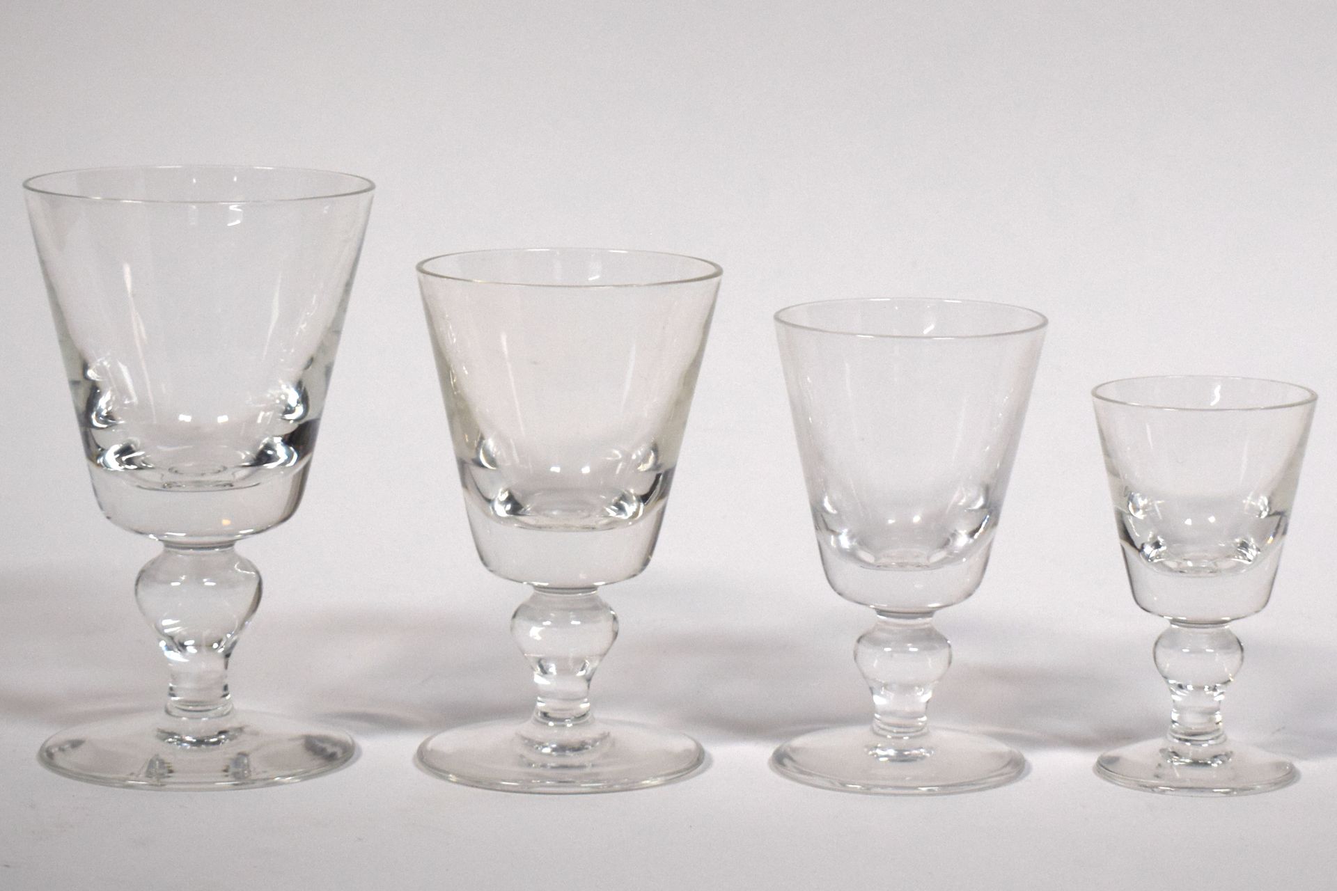 Null (ST. LOUIS) Ensemble de 40 verres en cristal de SAINT LOUIS, modèle ?, comp&hellip;
