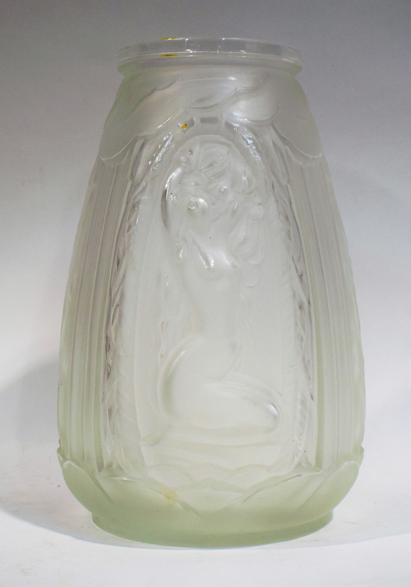 Null VERLYS (1925-1946)

Vase en verre moulé fumé à décor de femmes nues.

Signé&hellip;